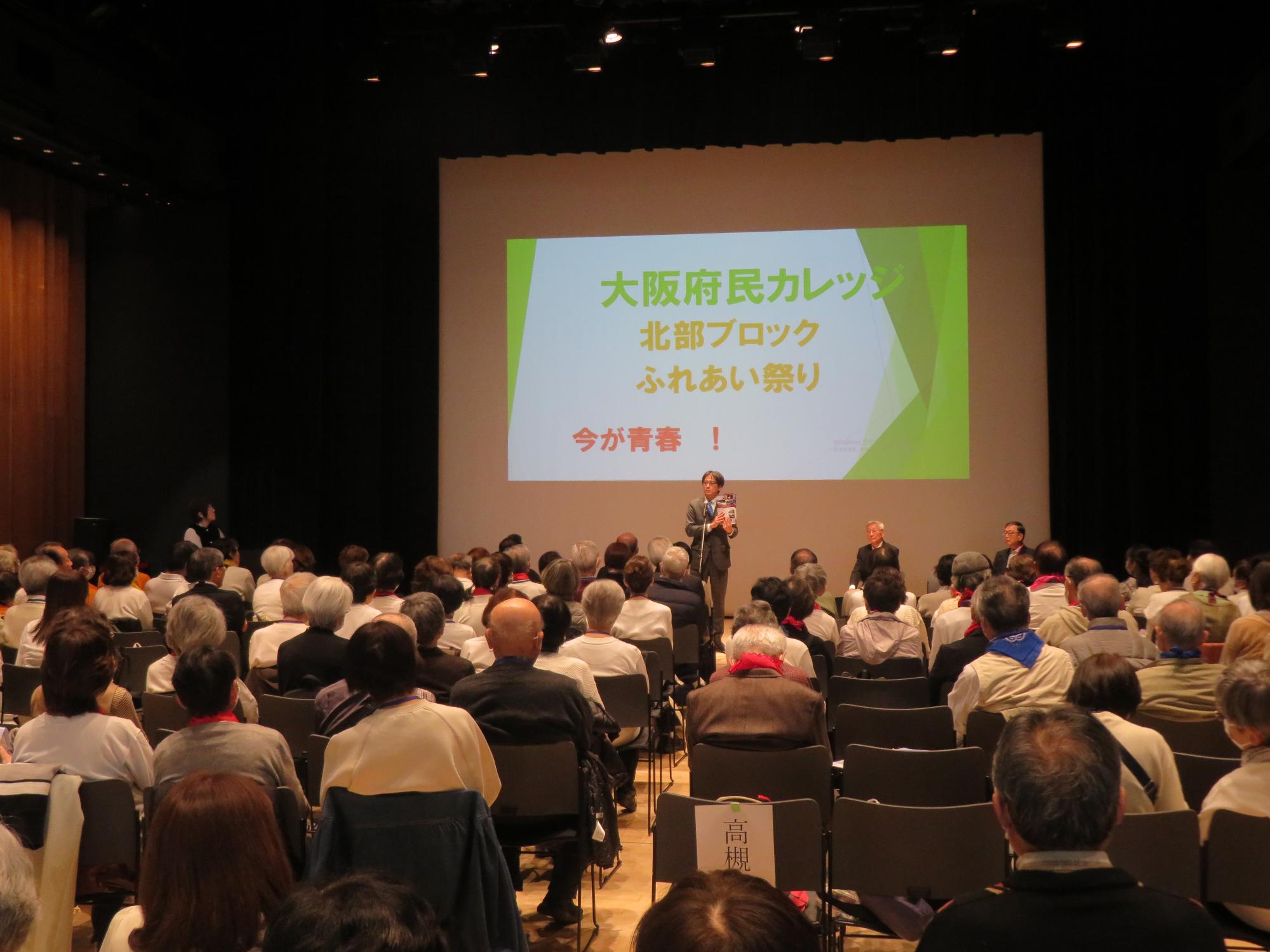 来場者の前であいさつをする市長の写真