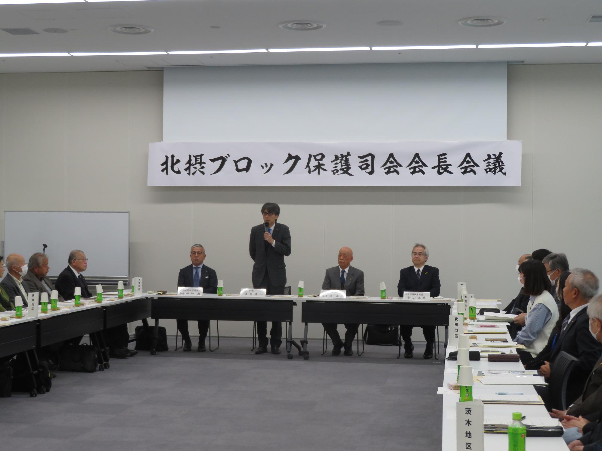 皆さんの前であいさつをする市長の写真