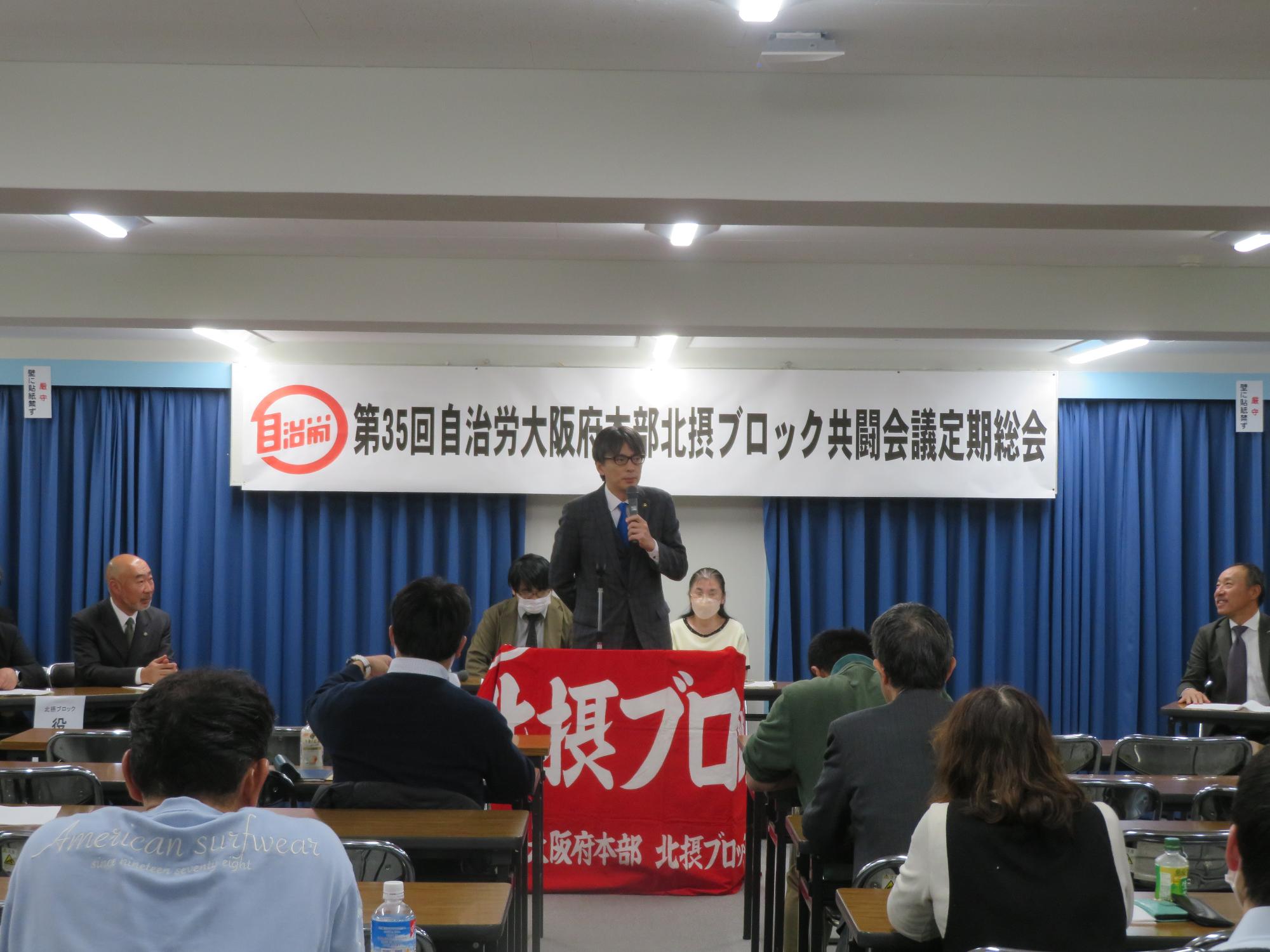皆さんの前であいさつをする市長の写真