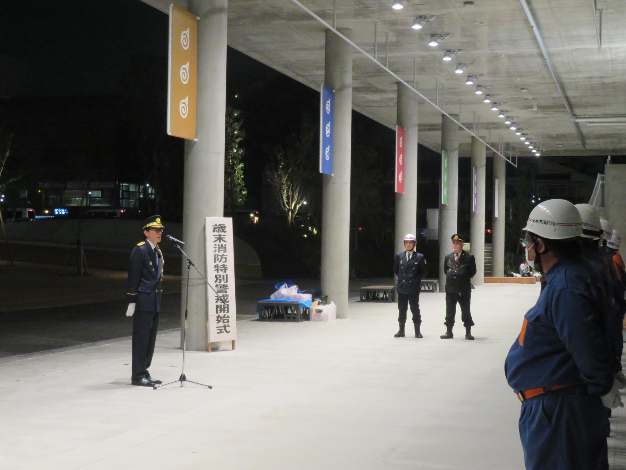 皆さんの前であいさつをする市長の写真