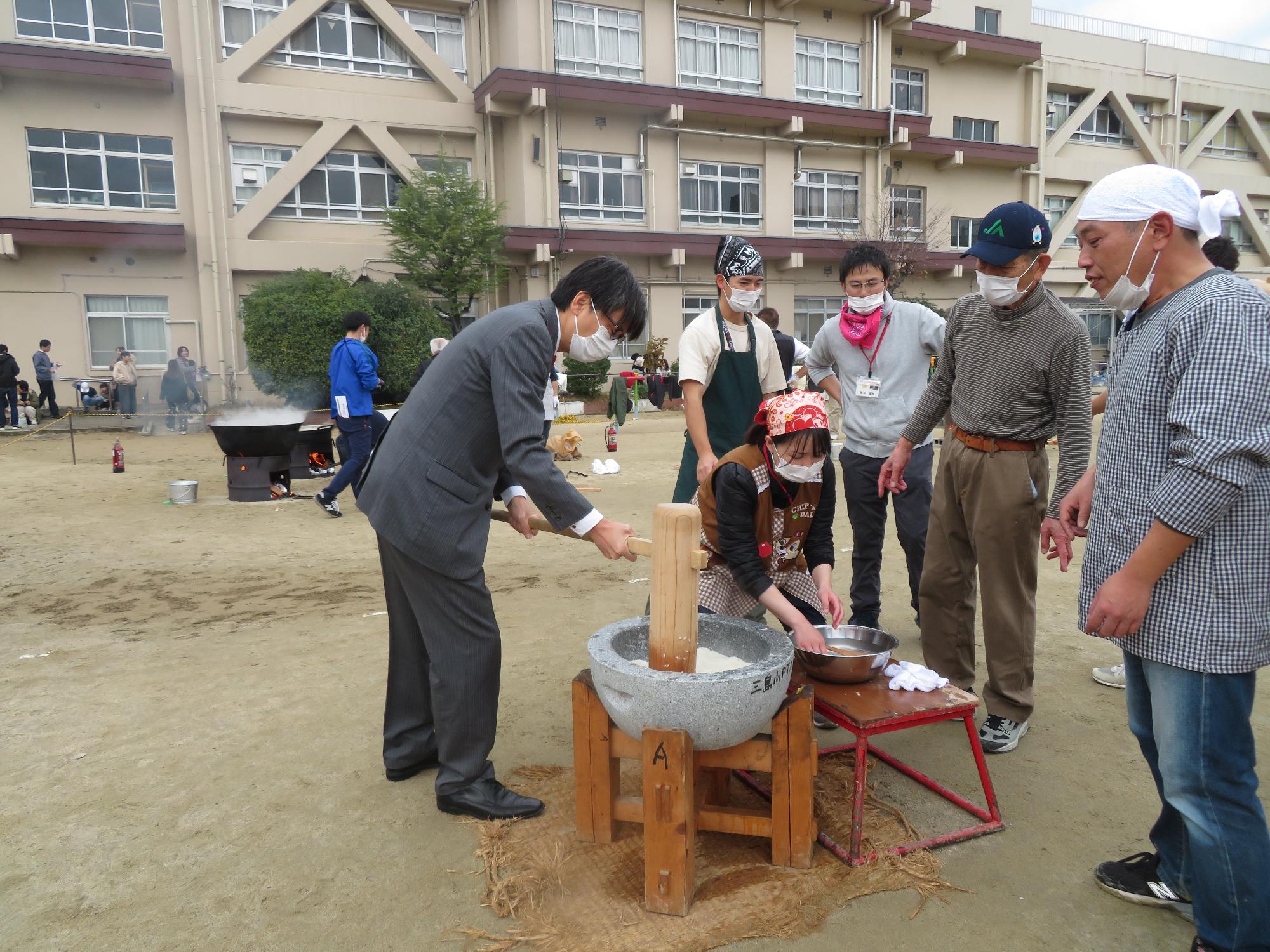 もちつきをする市長の写真