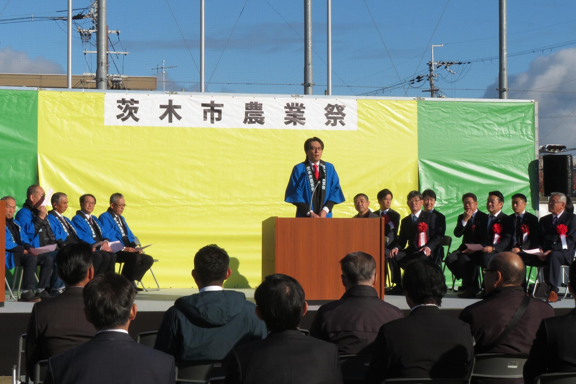 来場者の前であいさつをする市長の写真