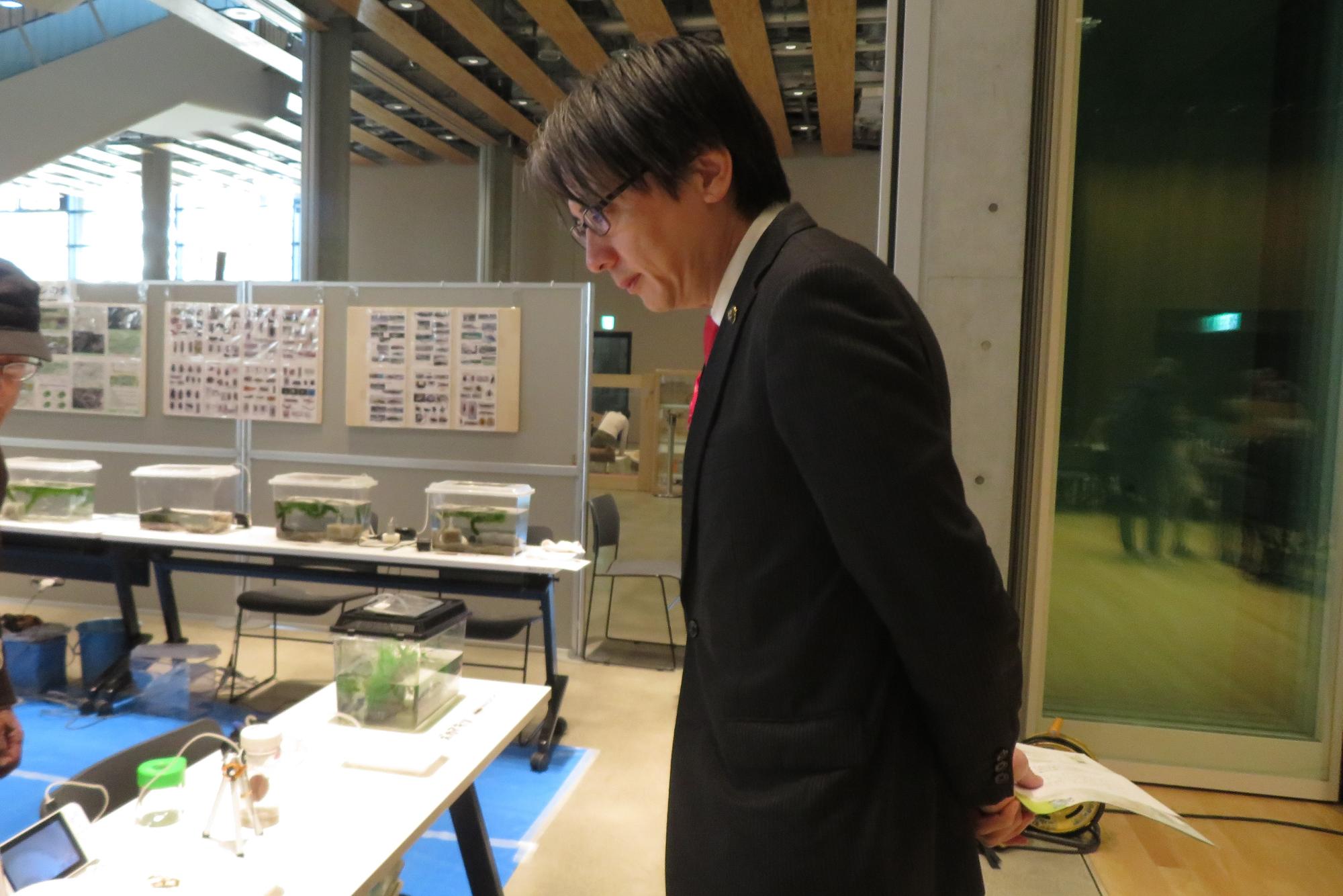 展示を見る市長の写真
