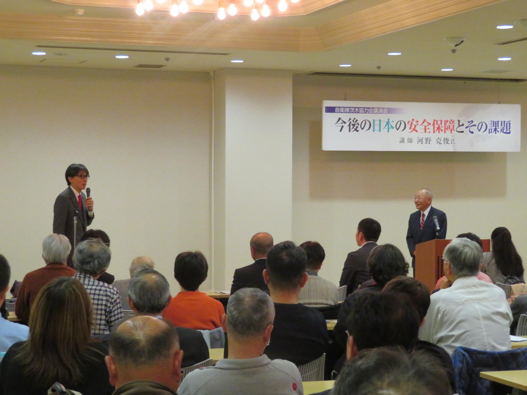皆さんの前であいさつをする市長の写真