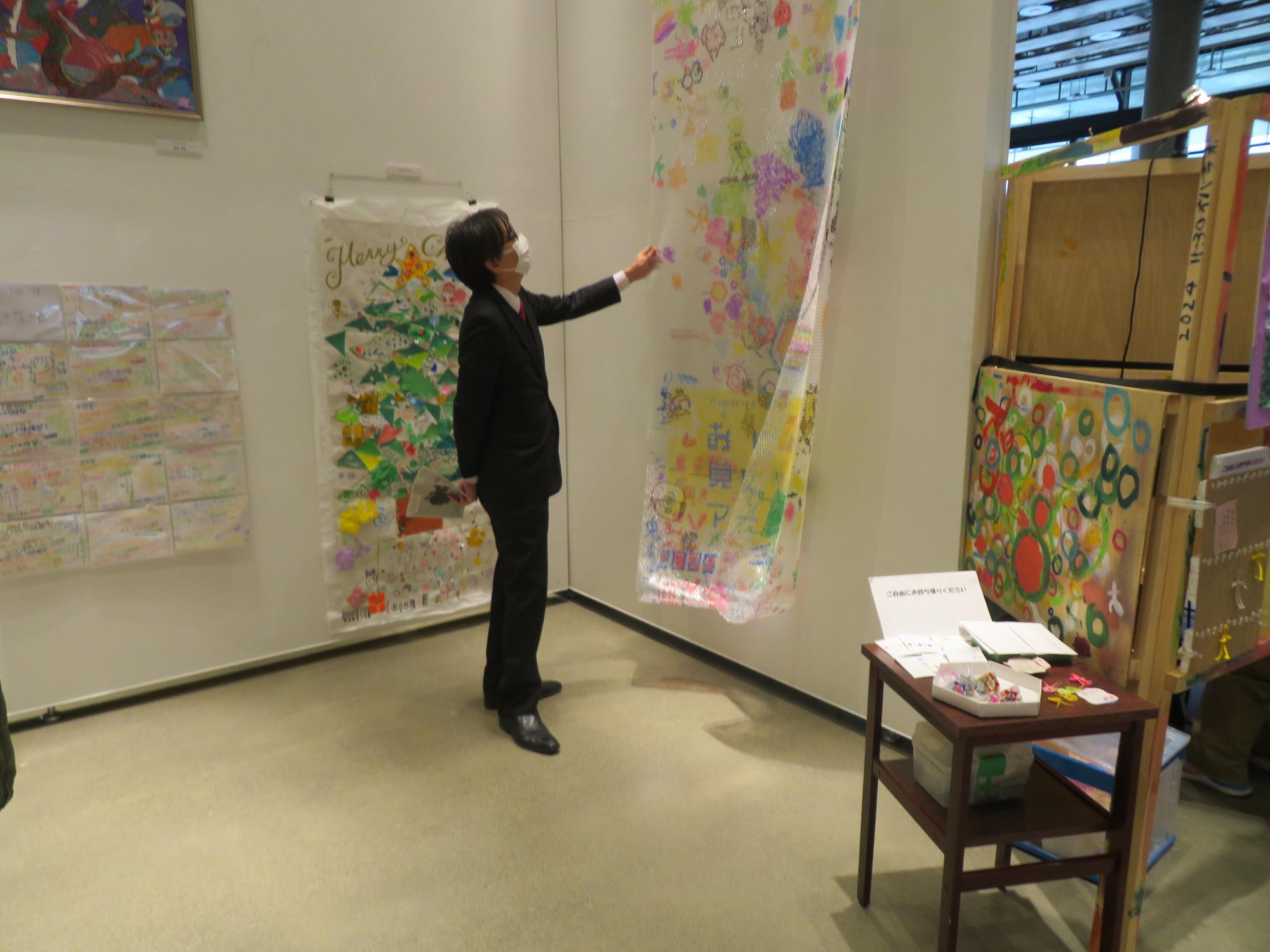 展示を見る市長の写真