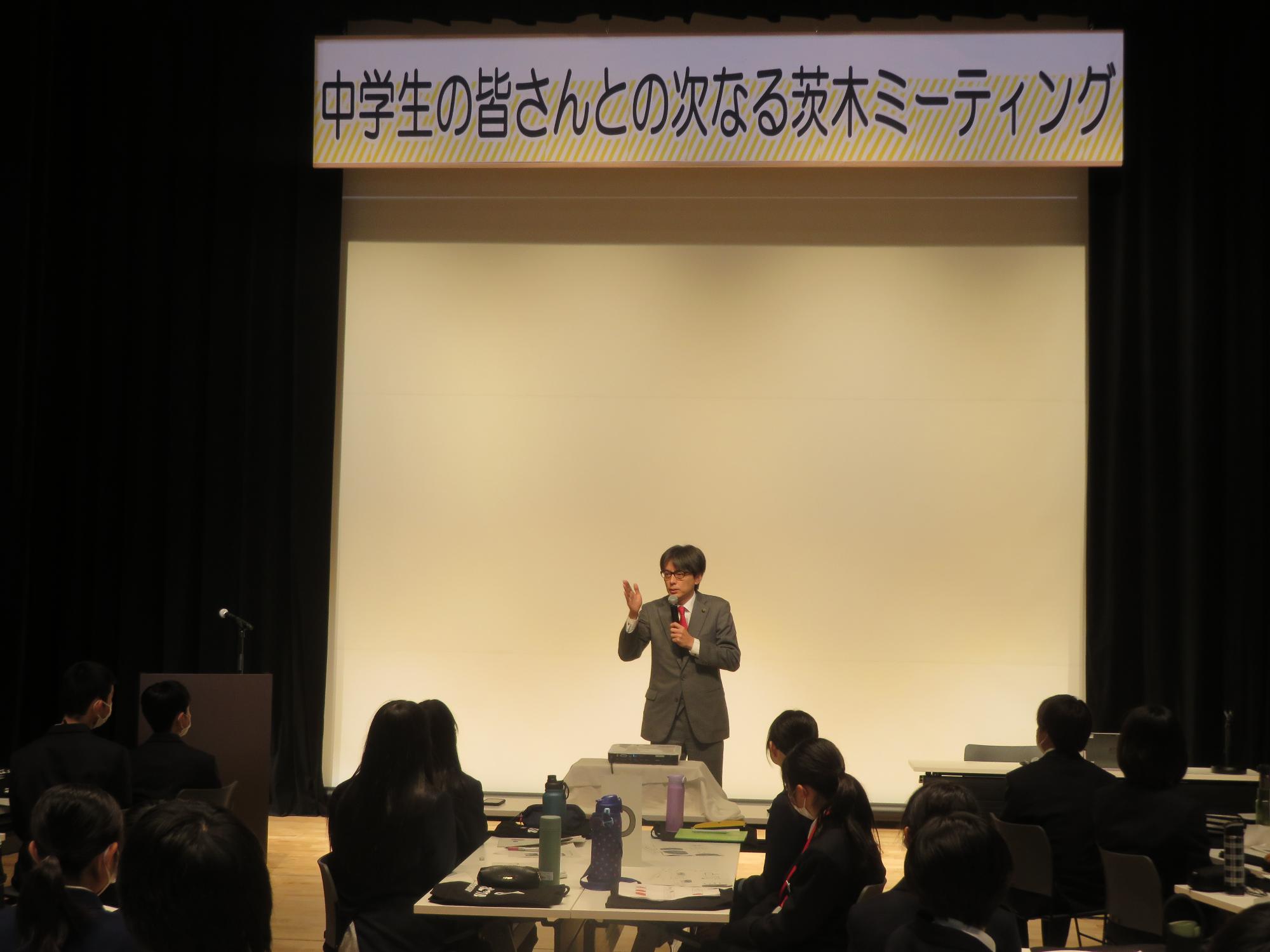 皆さんの前であいさつをする市長の写真