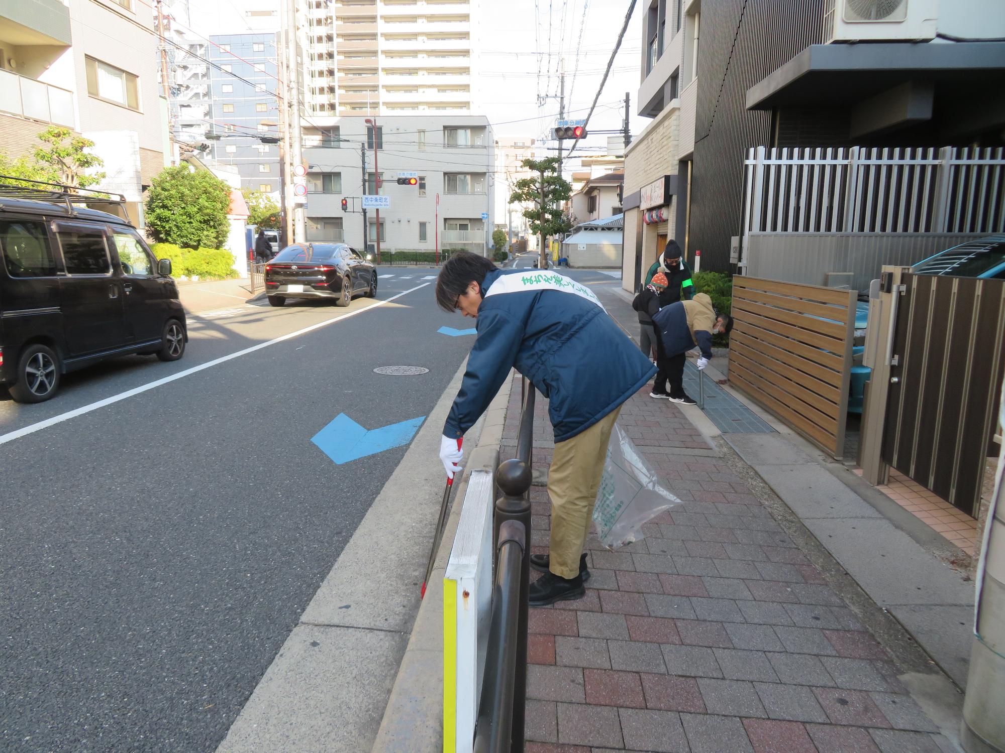 ごみを拾う市長の写真