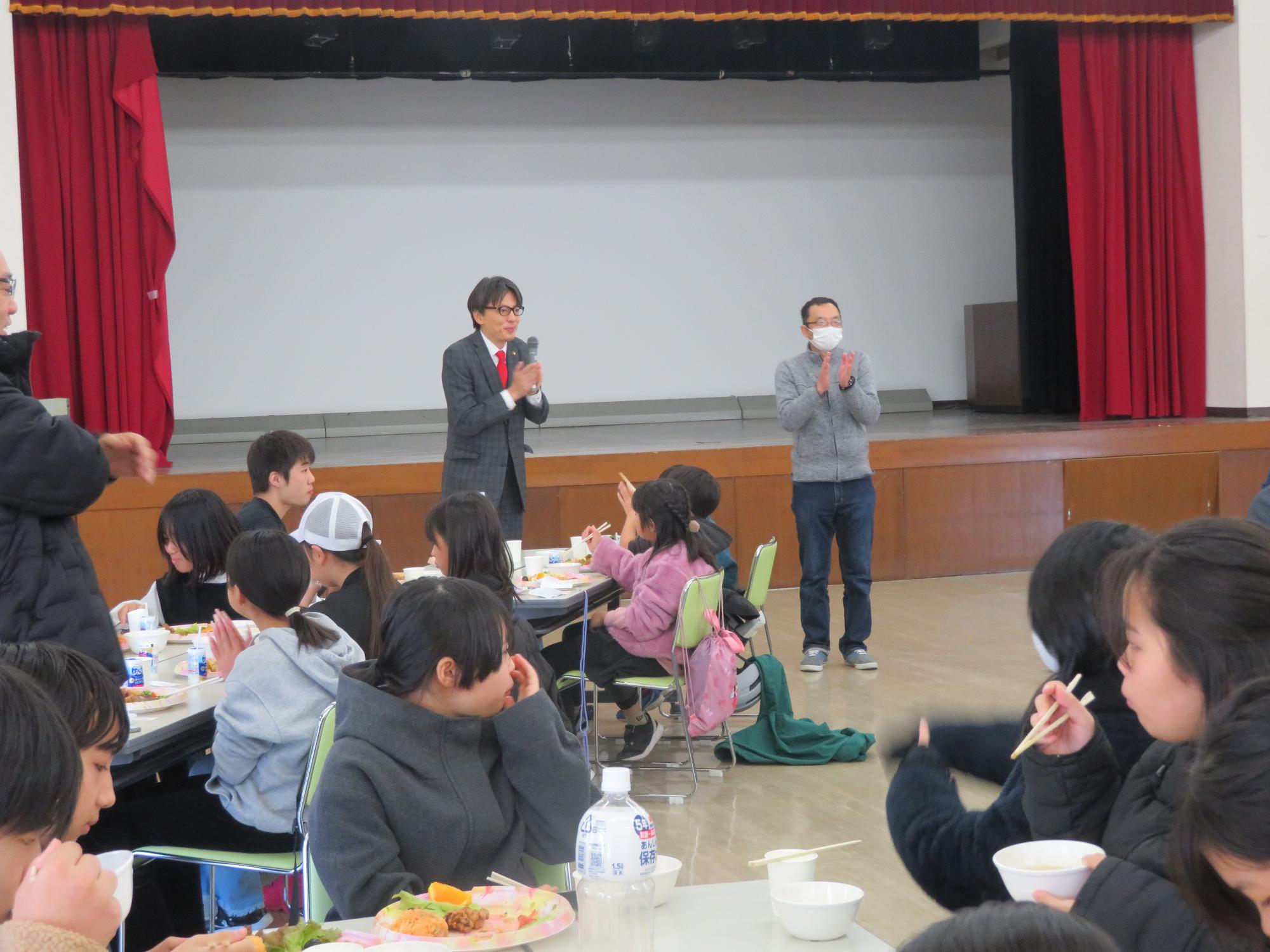 皆さんの前であいさつをする市長の写真