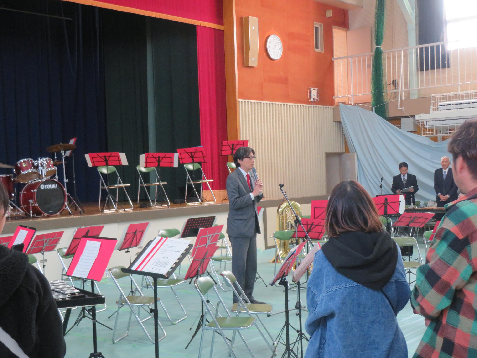 来場者の前であいさつをする市長の写真