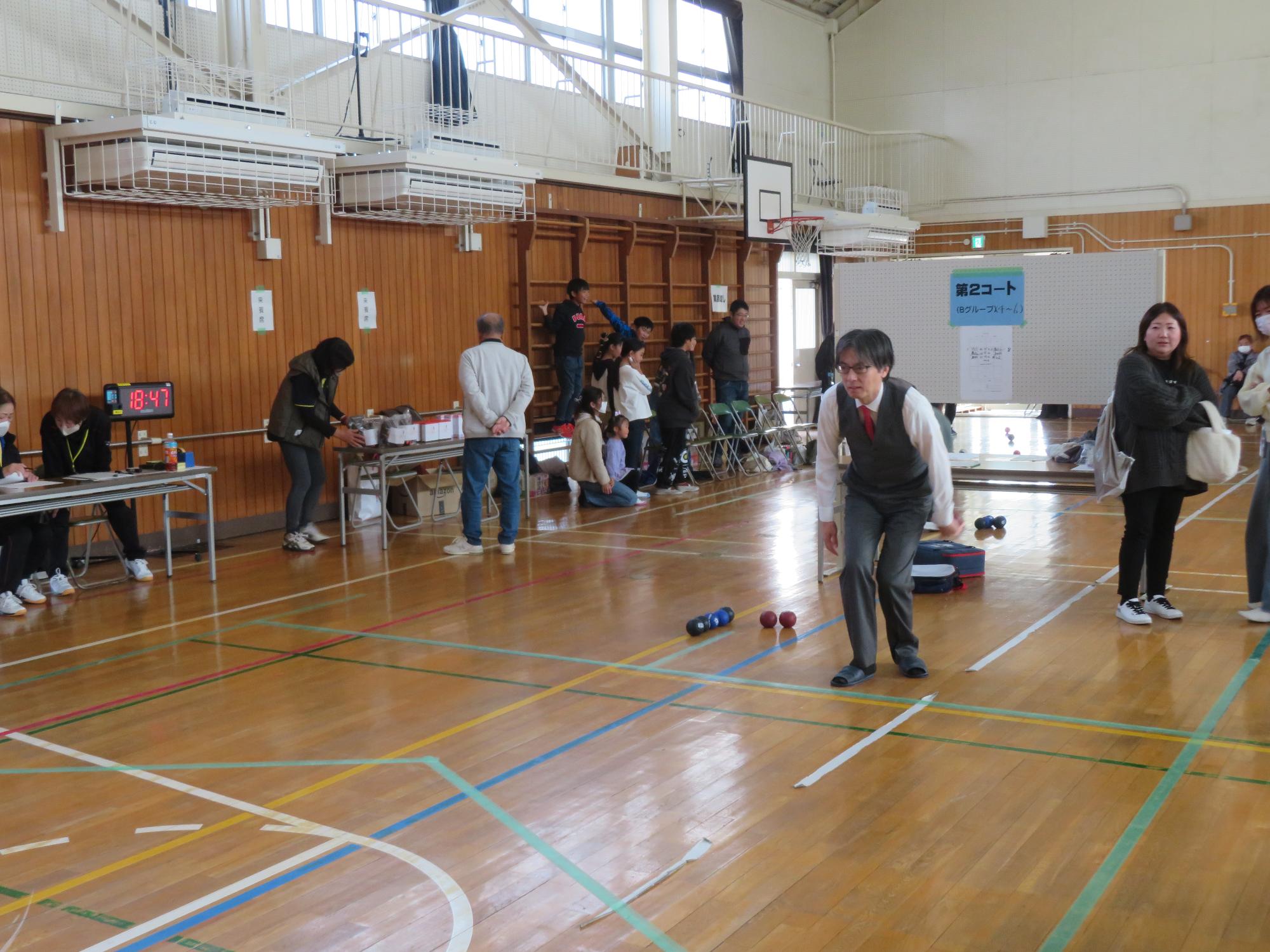 ボッチャをする市長の写真