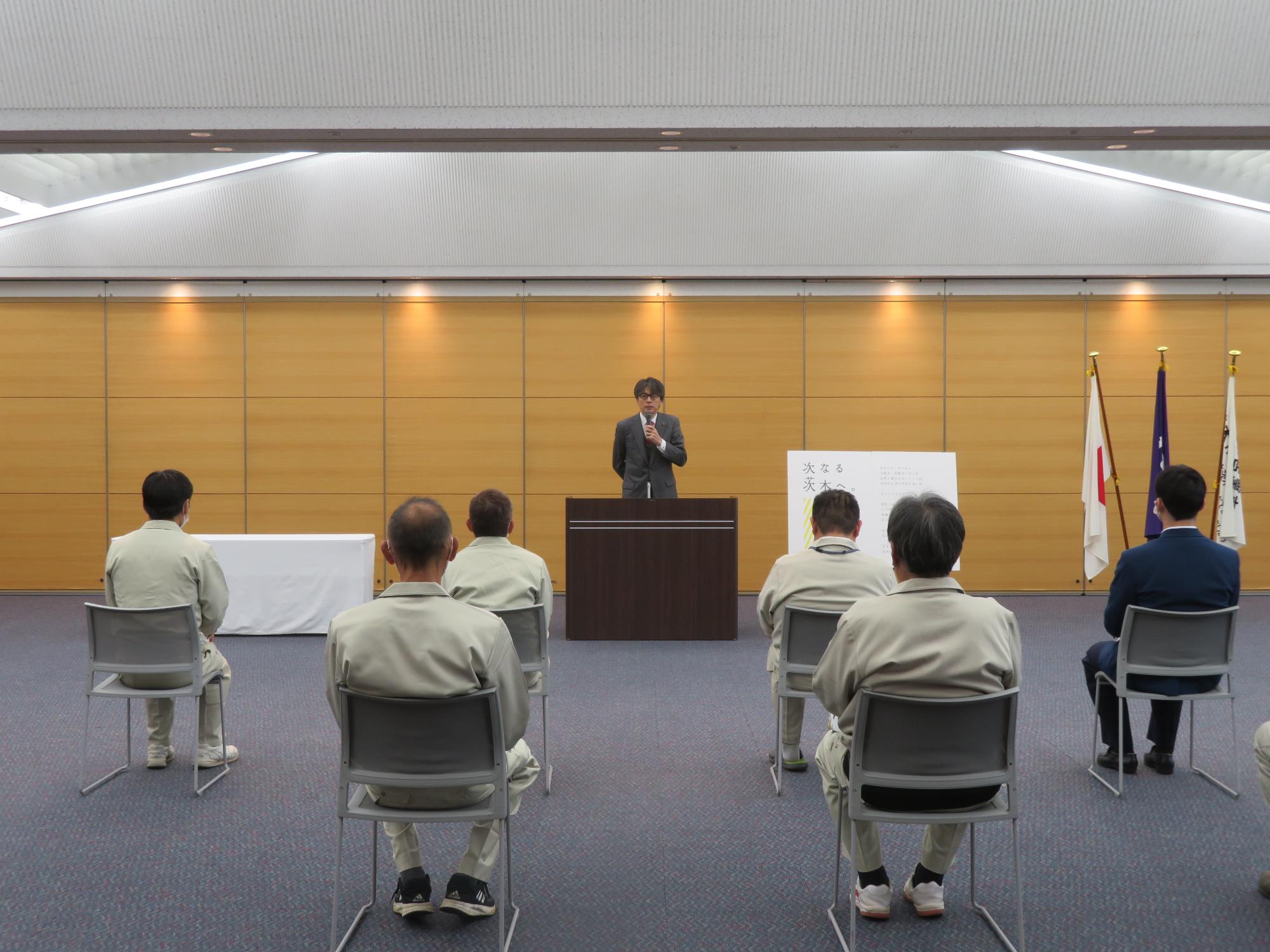 皆さんの前であいさつをする市長の写真