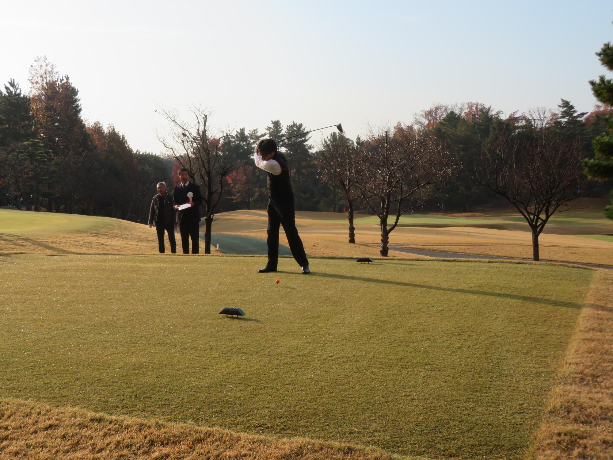 始球式を行う市長の写真