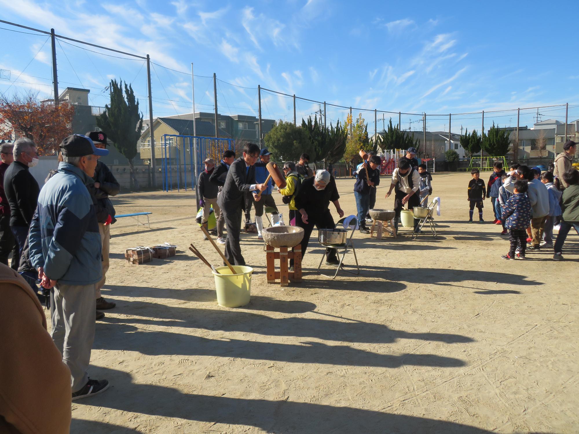 もちをつく市長の写真