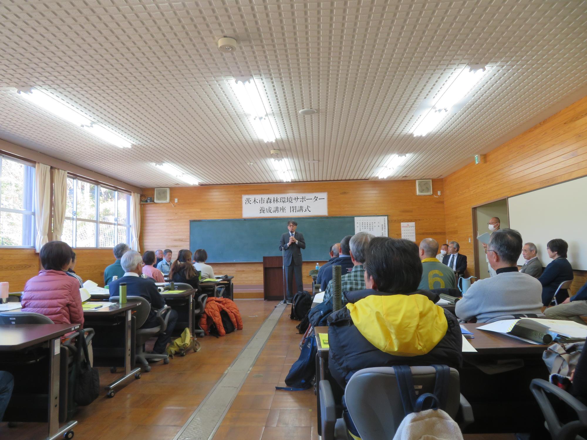 出席者の前であいさつをする市長の写真