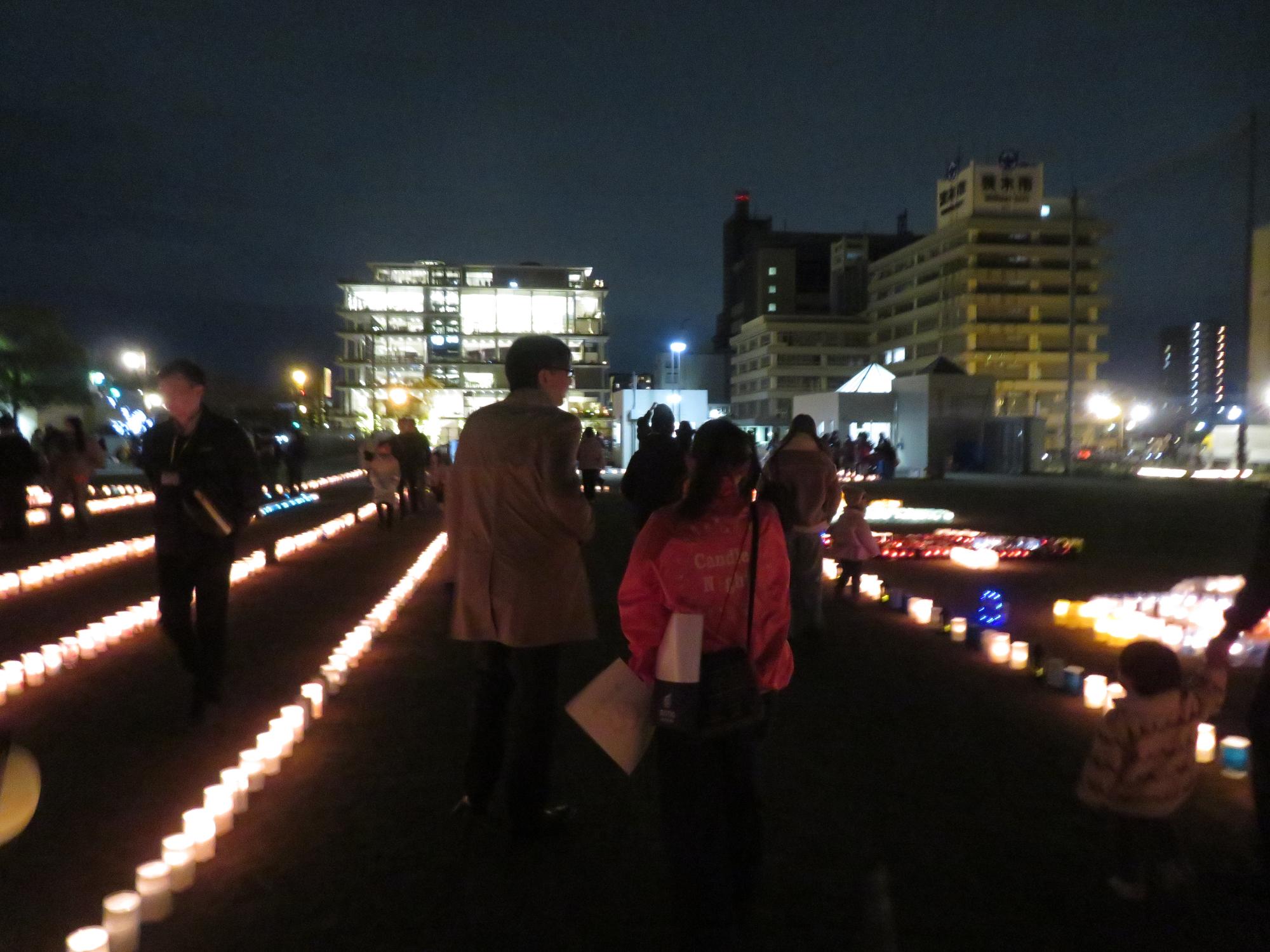 展示作品を観る市長の写真