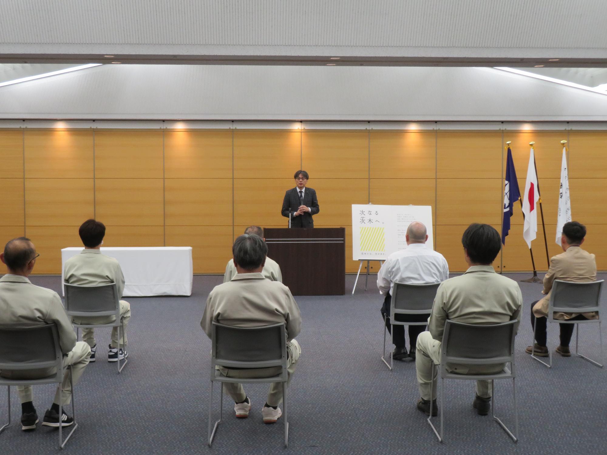 出席者の前であいさつをする市長の写真