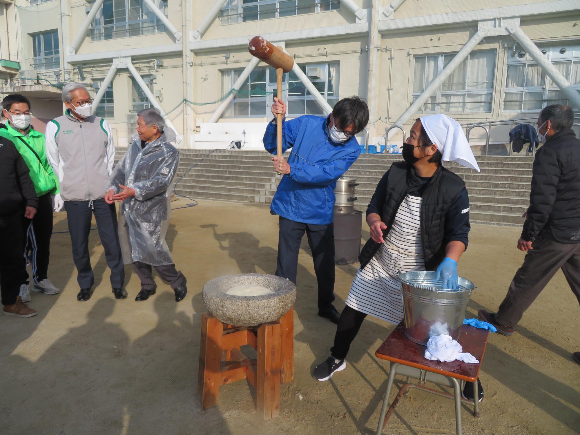 餅をつく市長の写真