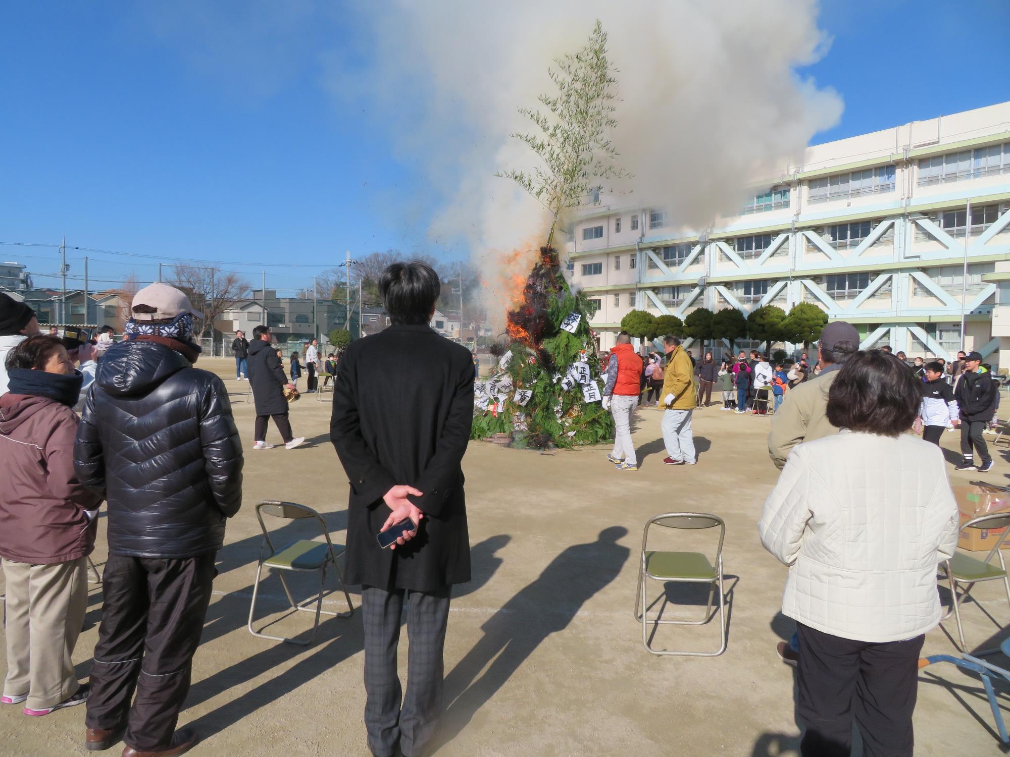 とんど焼きを見るし市長の写真