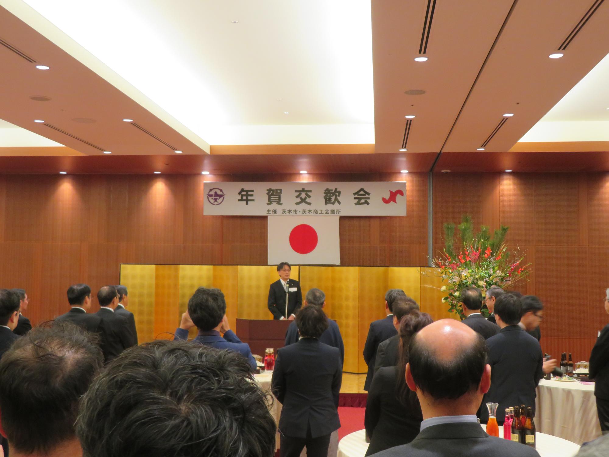 参加者の前であいさつをする市長の写真