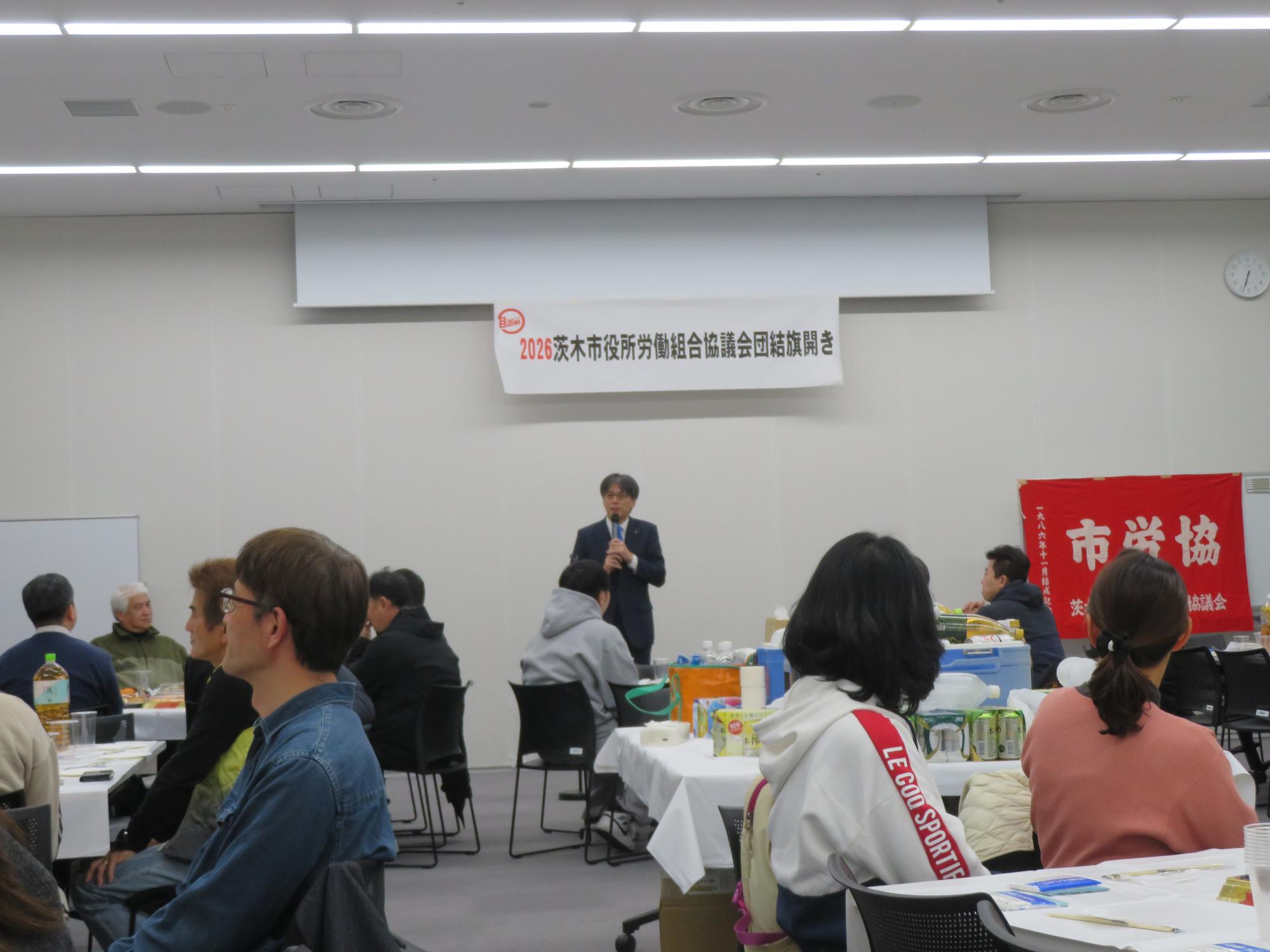 参加者の前であいさつをする市長の写真