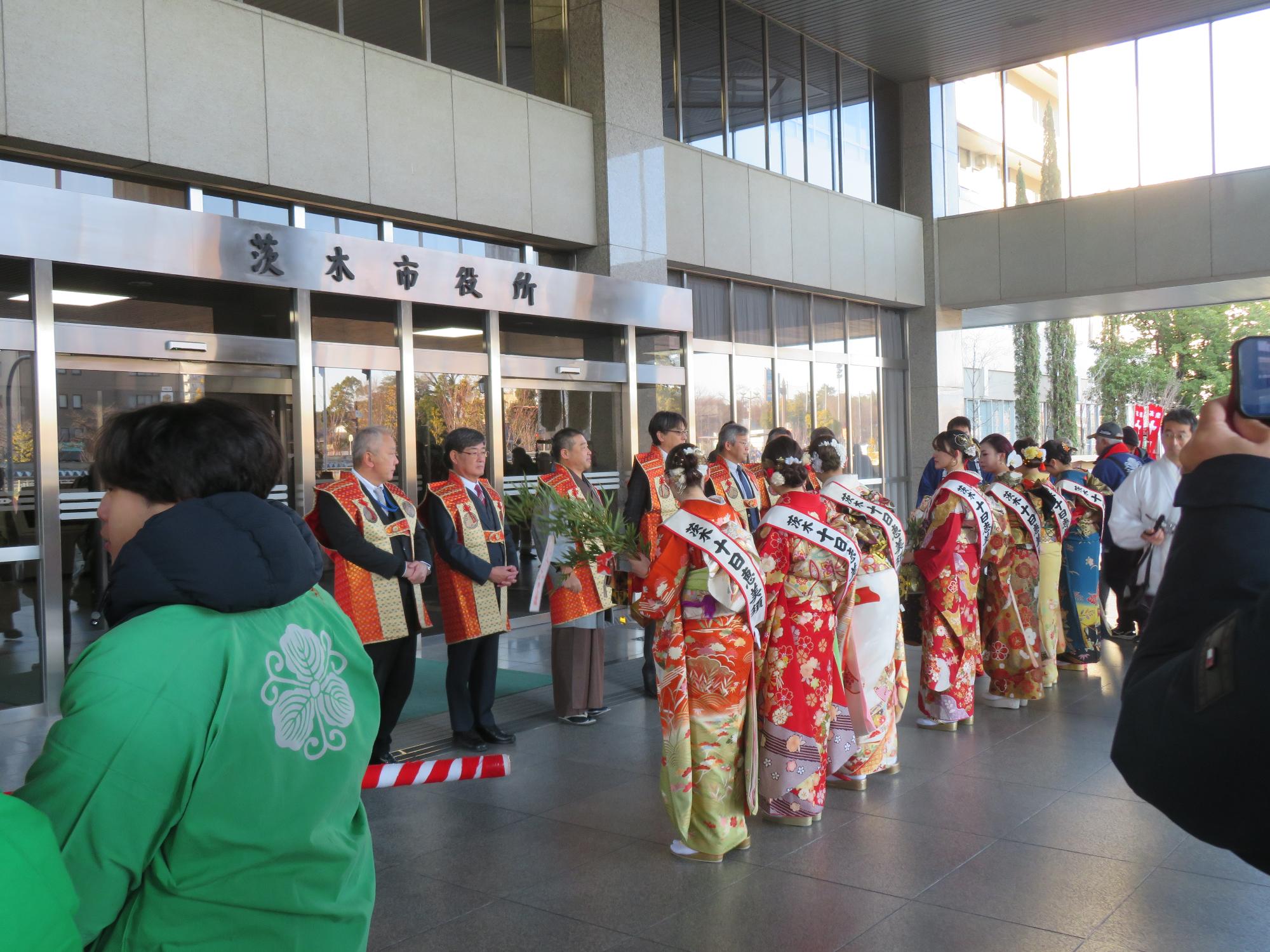 福娘、関係者と市長の写真