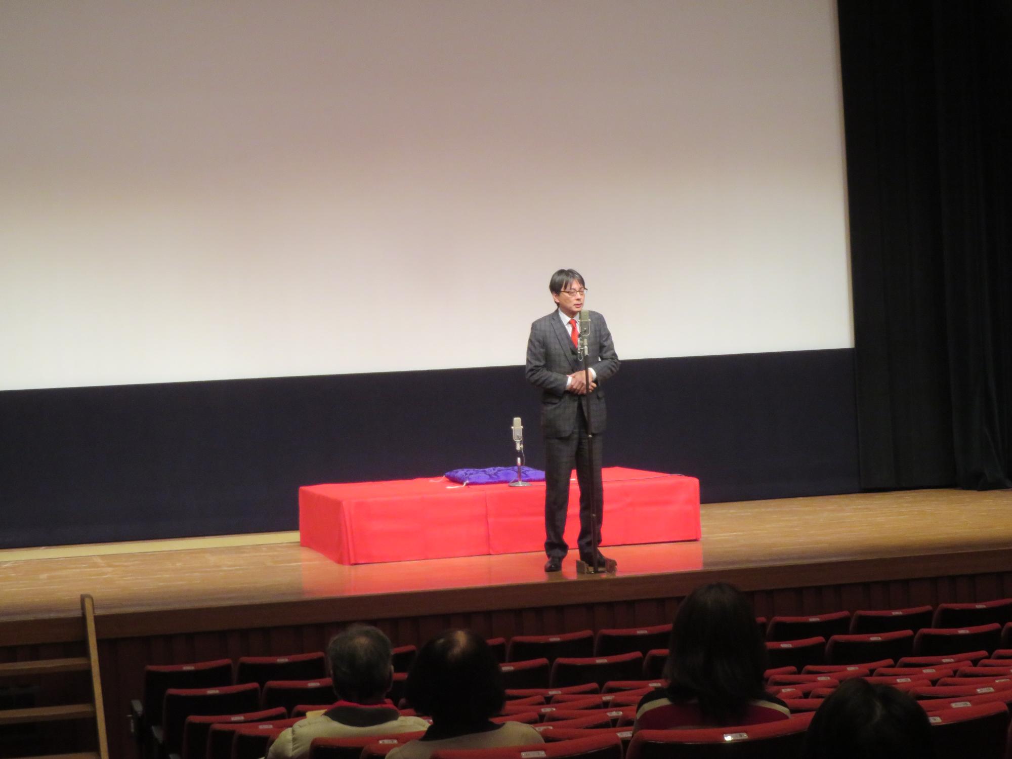 舞台上であいさつをする市長の写真