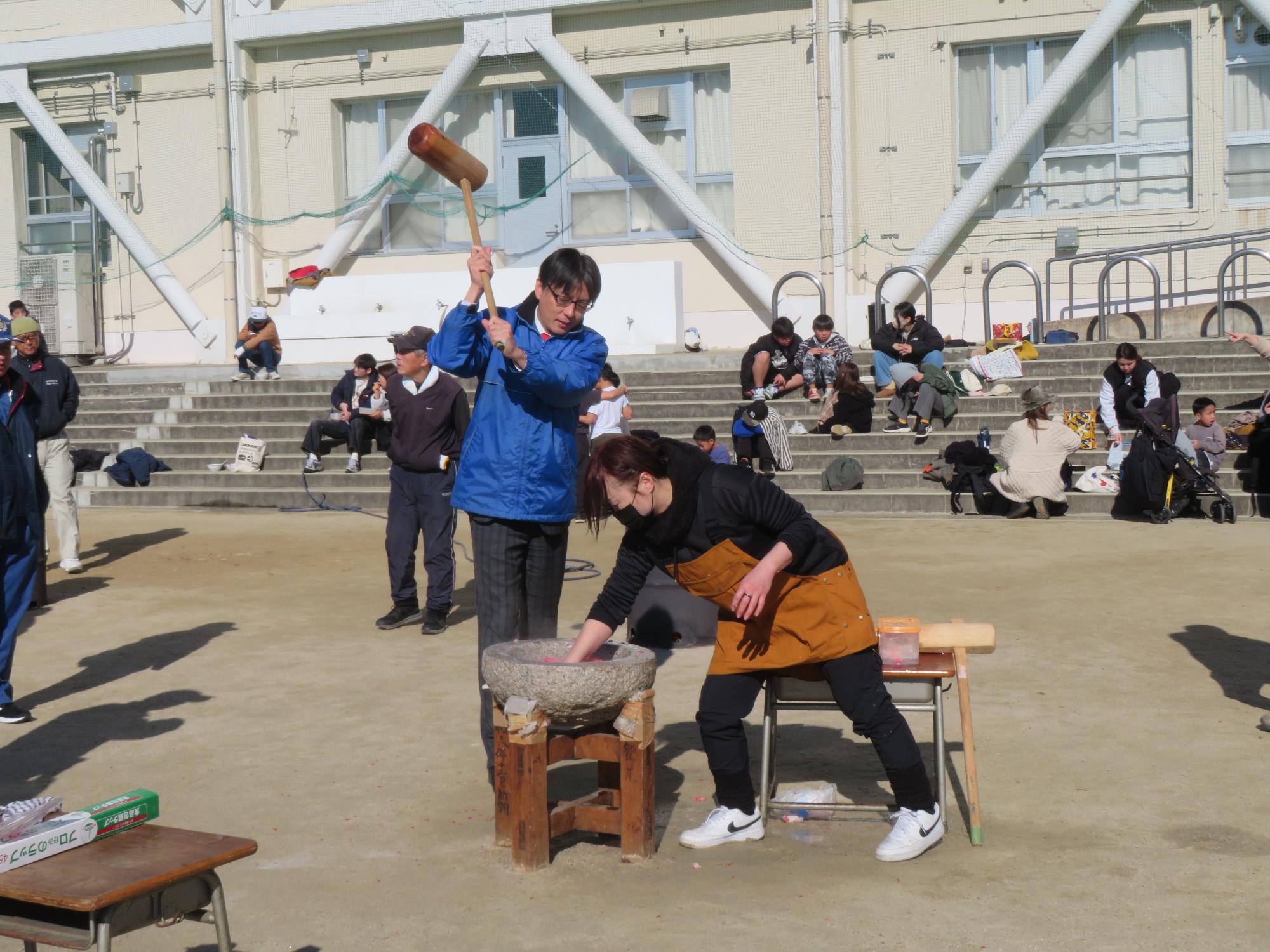 もちをつく市長の写真