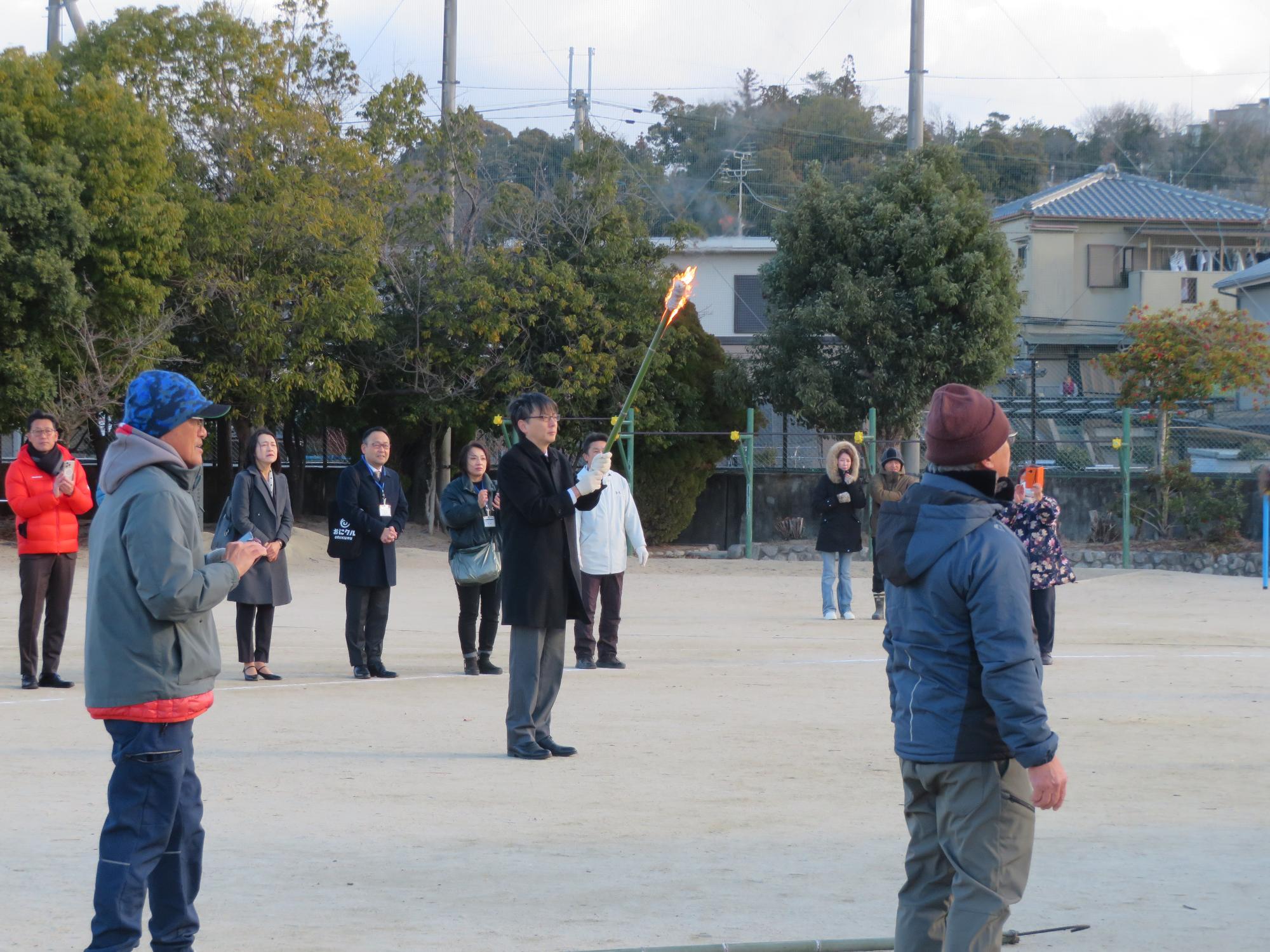 どんどを囲む市長の写真