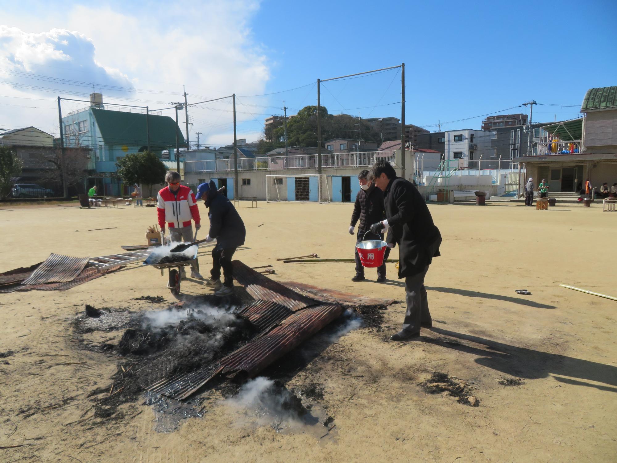 とんどの火を消す市長の写真