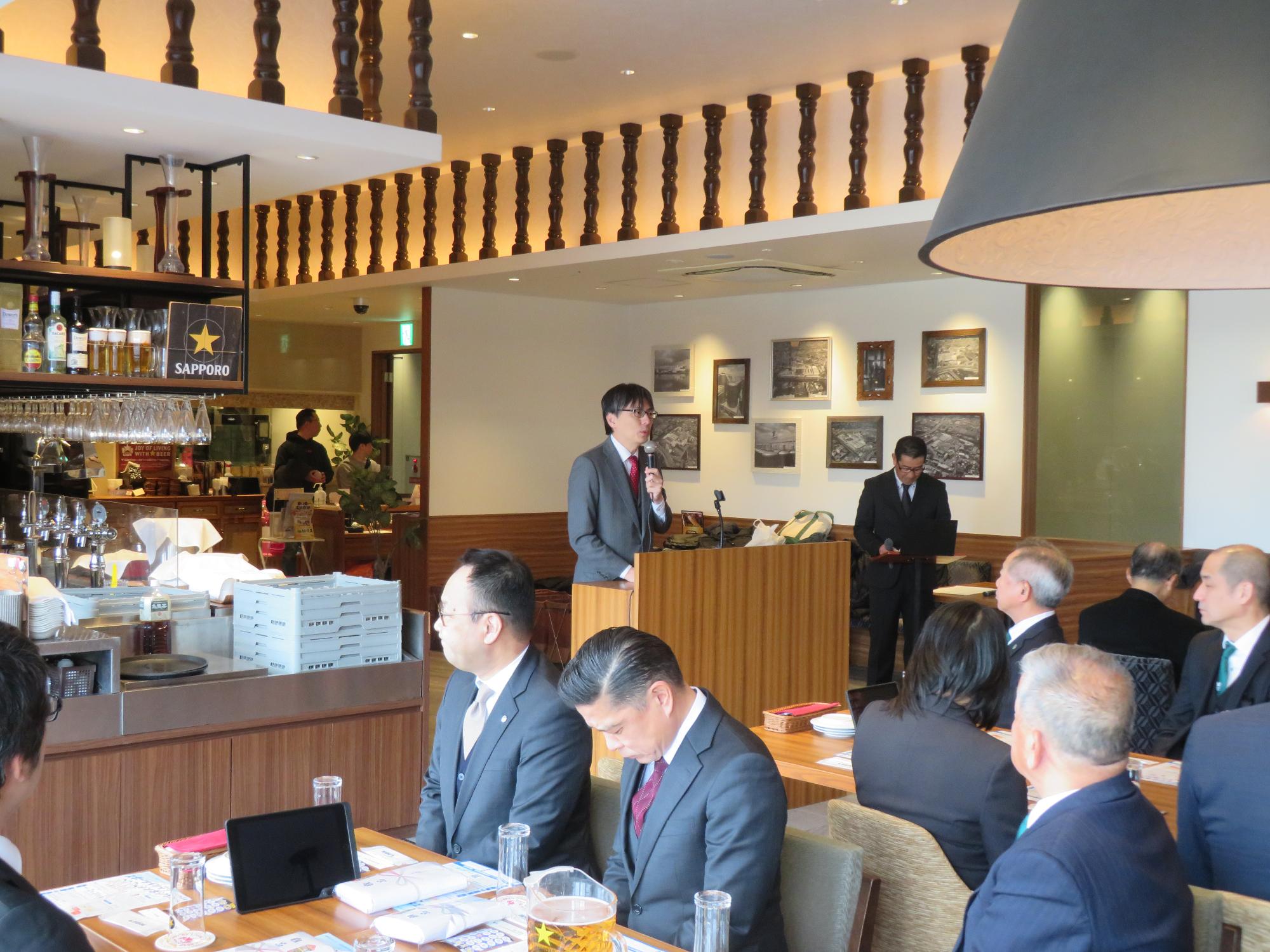 出席者の前であいさつをする市長の写真