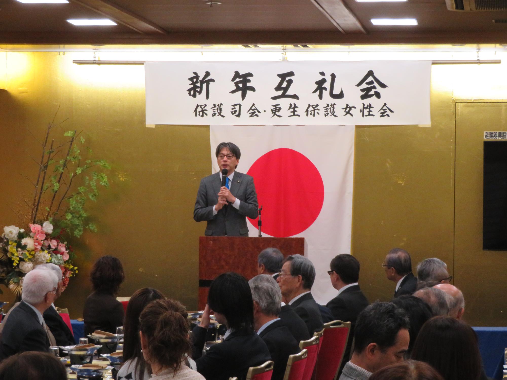 出席者の前であいさつをする市長の写真