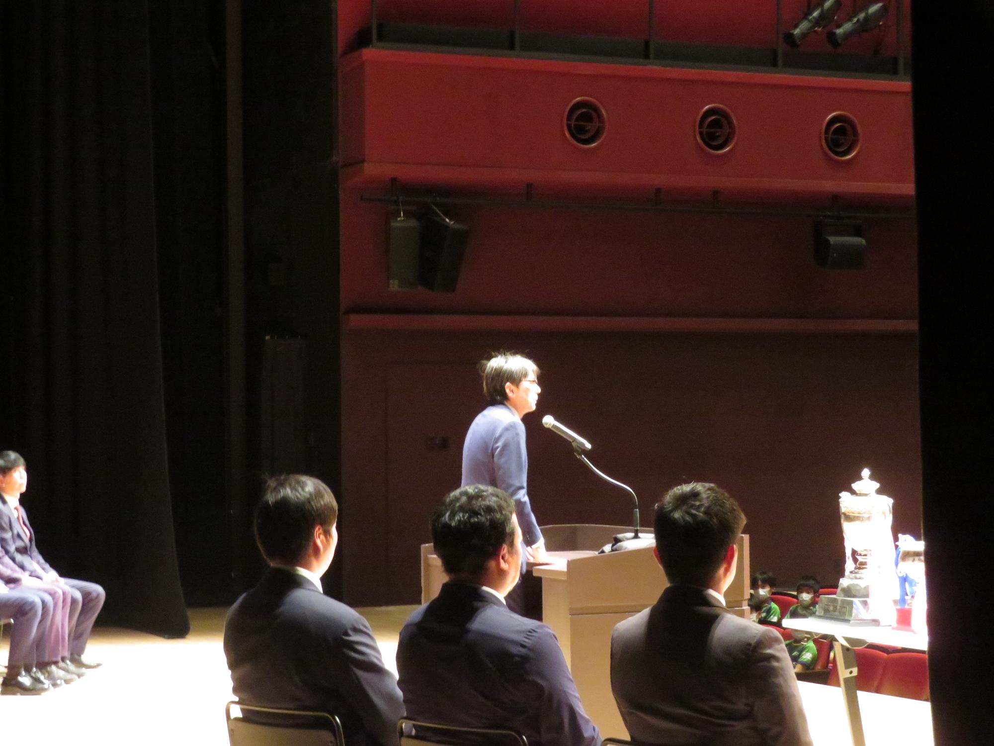 舞台上であいさつをする市長の写真