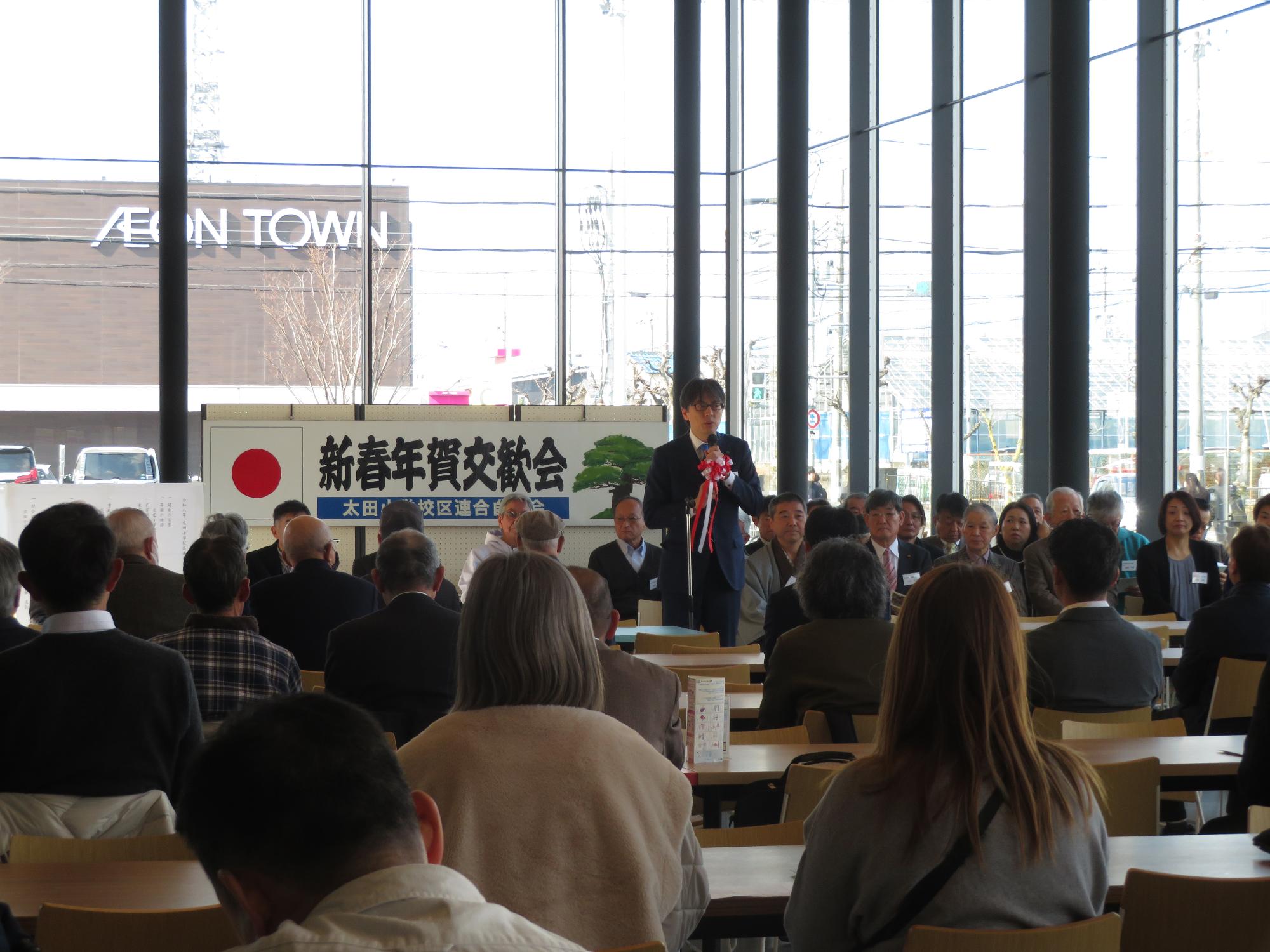 出席者の前であいさつをする市長の写真