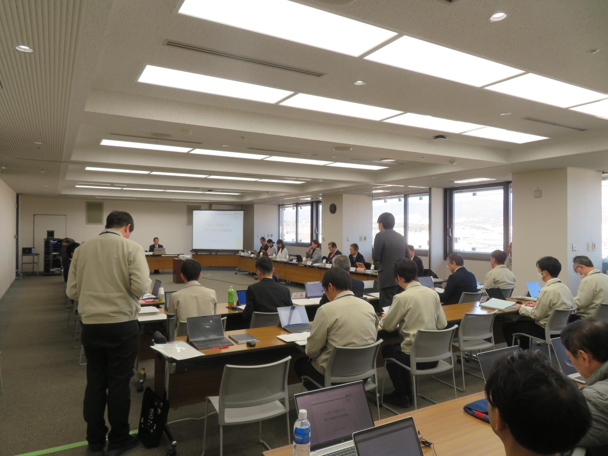 出席者の前であいさつをする市長の写真