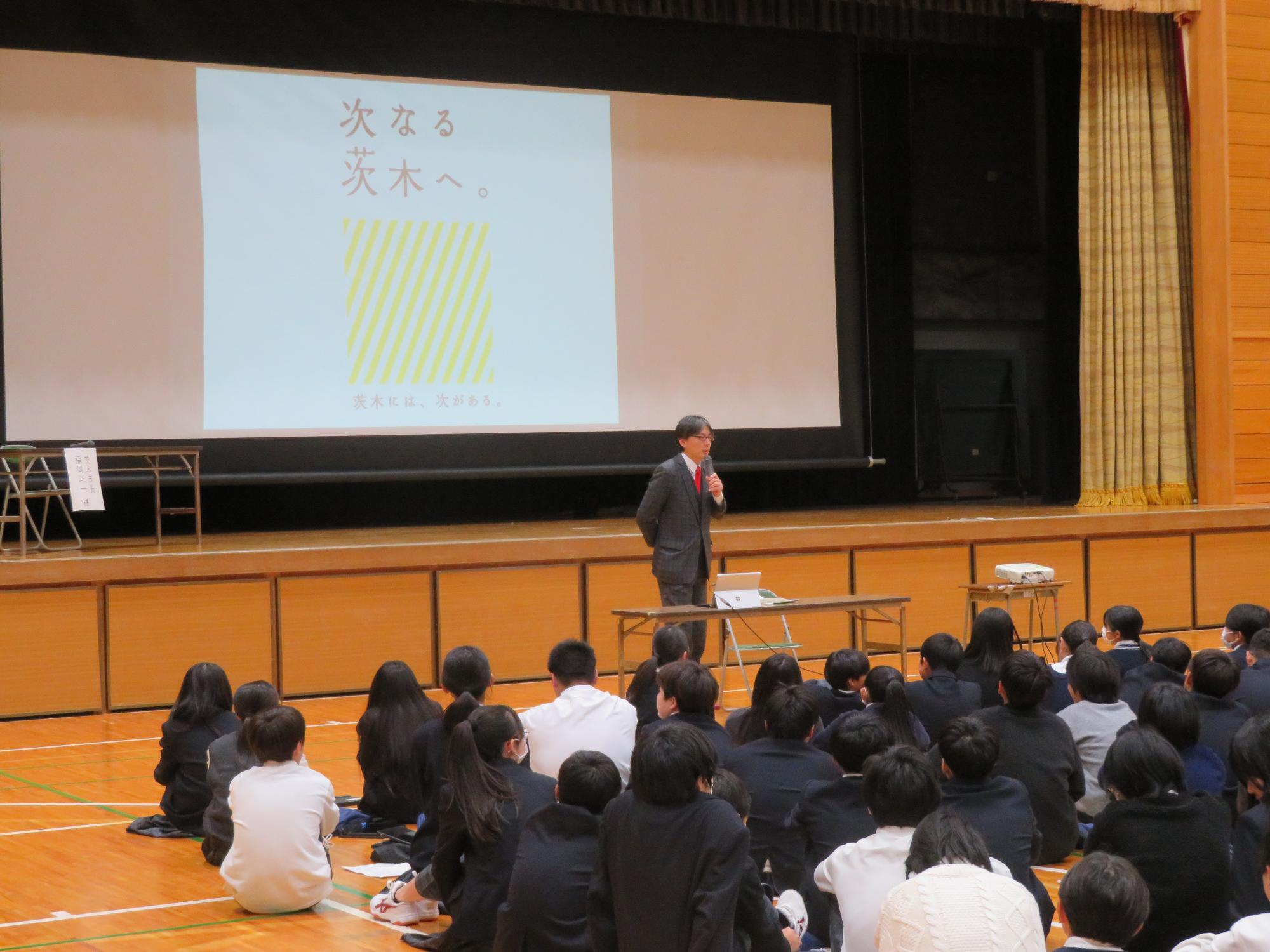 参加者の前であいさつをする市長の写真