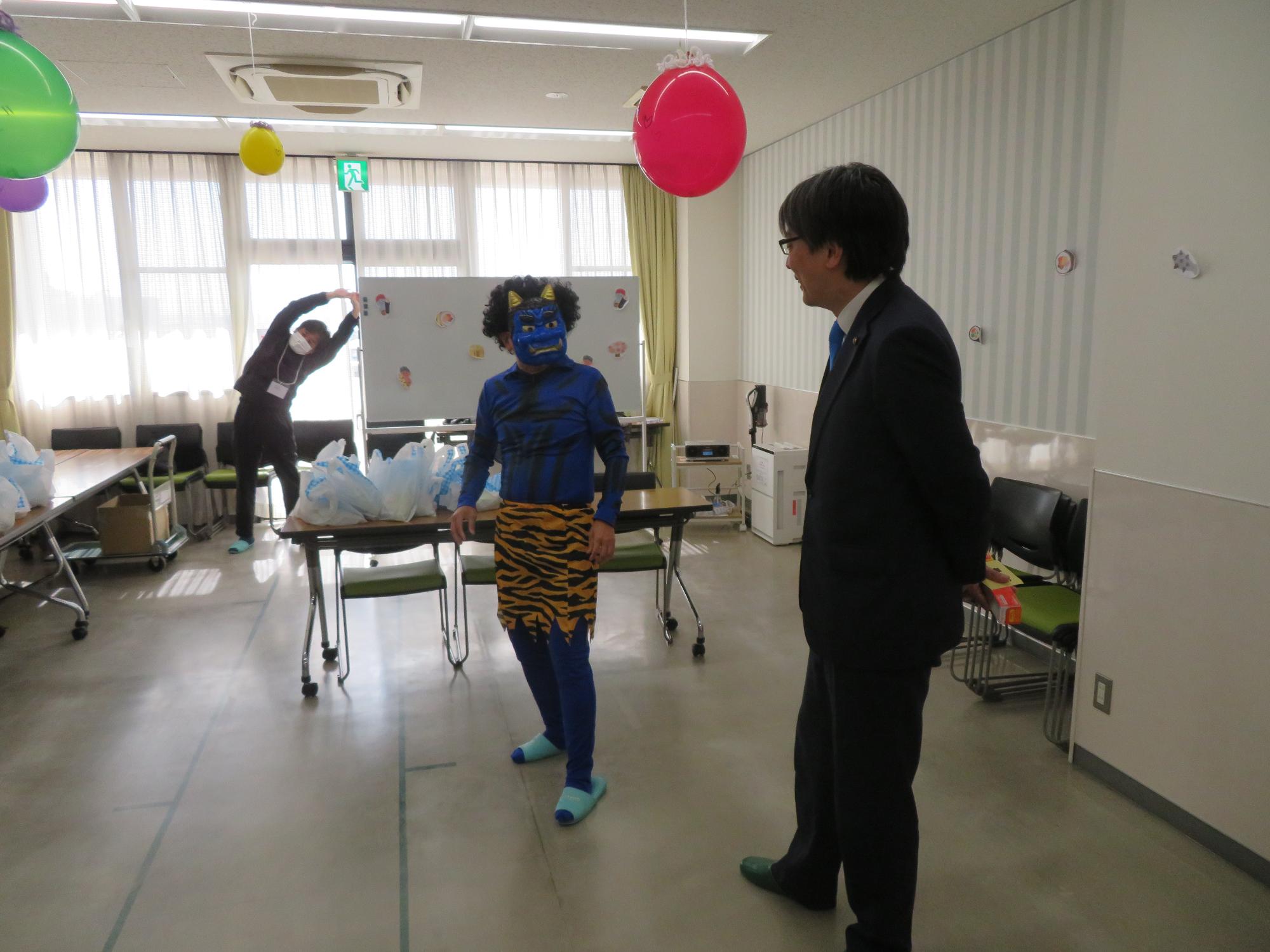 展示を見る市長の写真