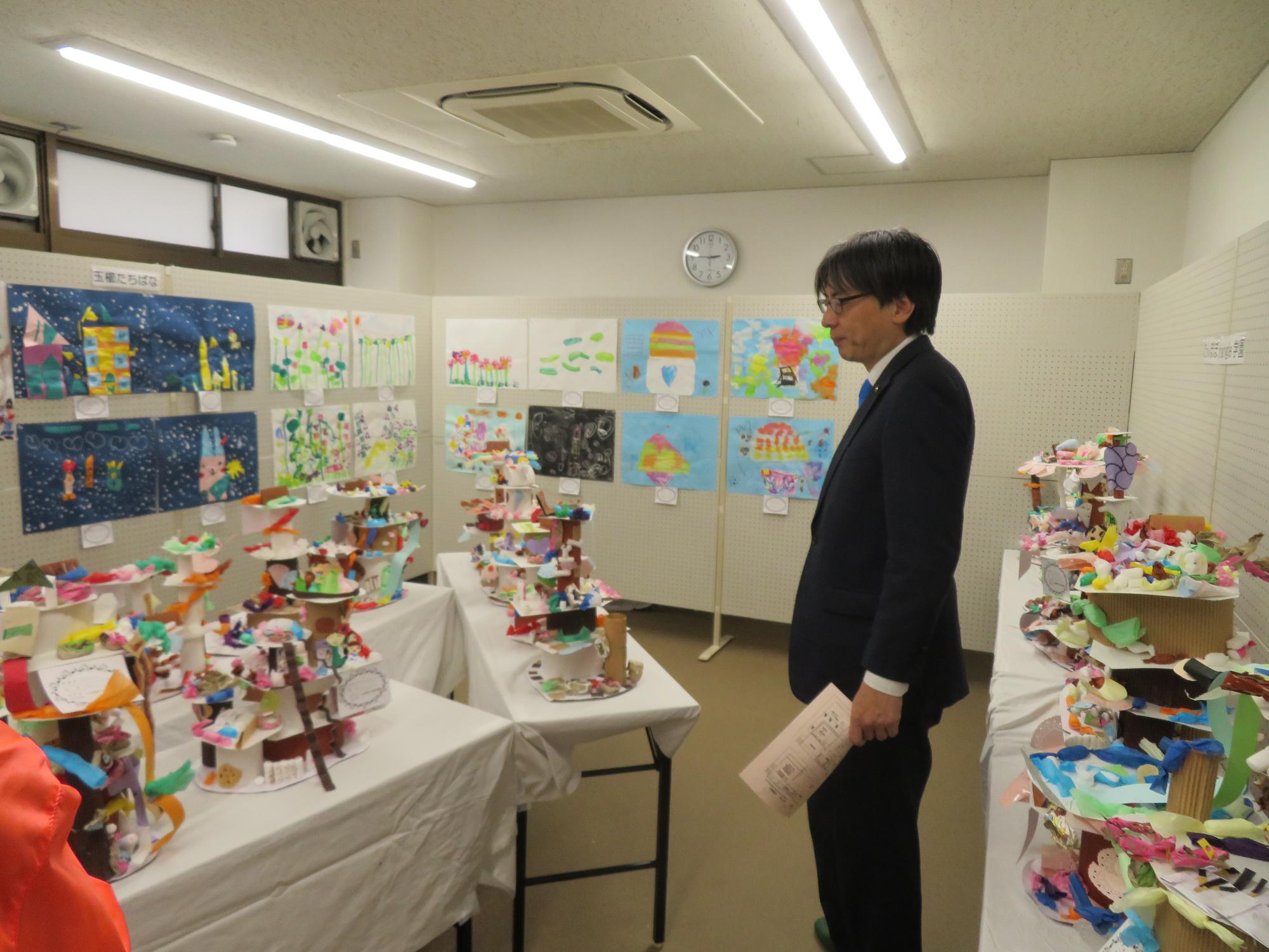 展示を見る市長の写真