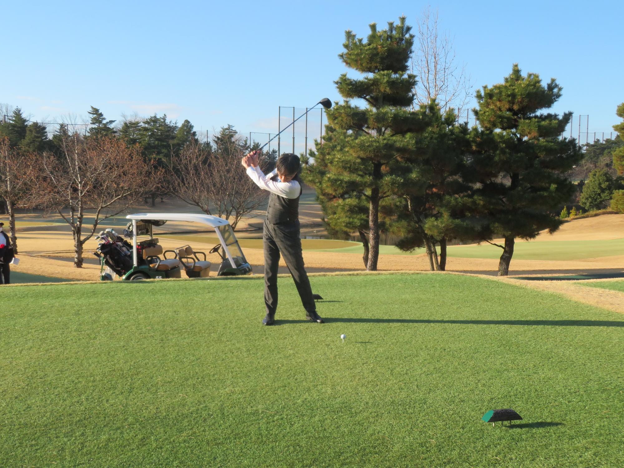 始球式をする市長の写真