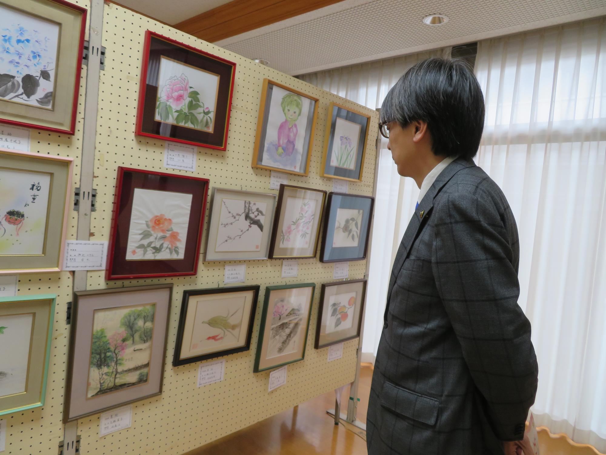 展示を観る市長の写真