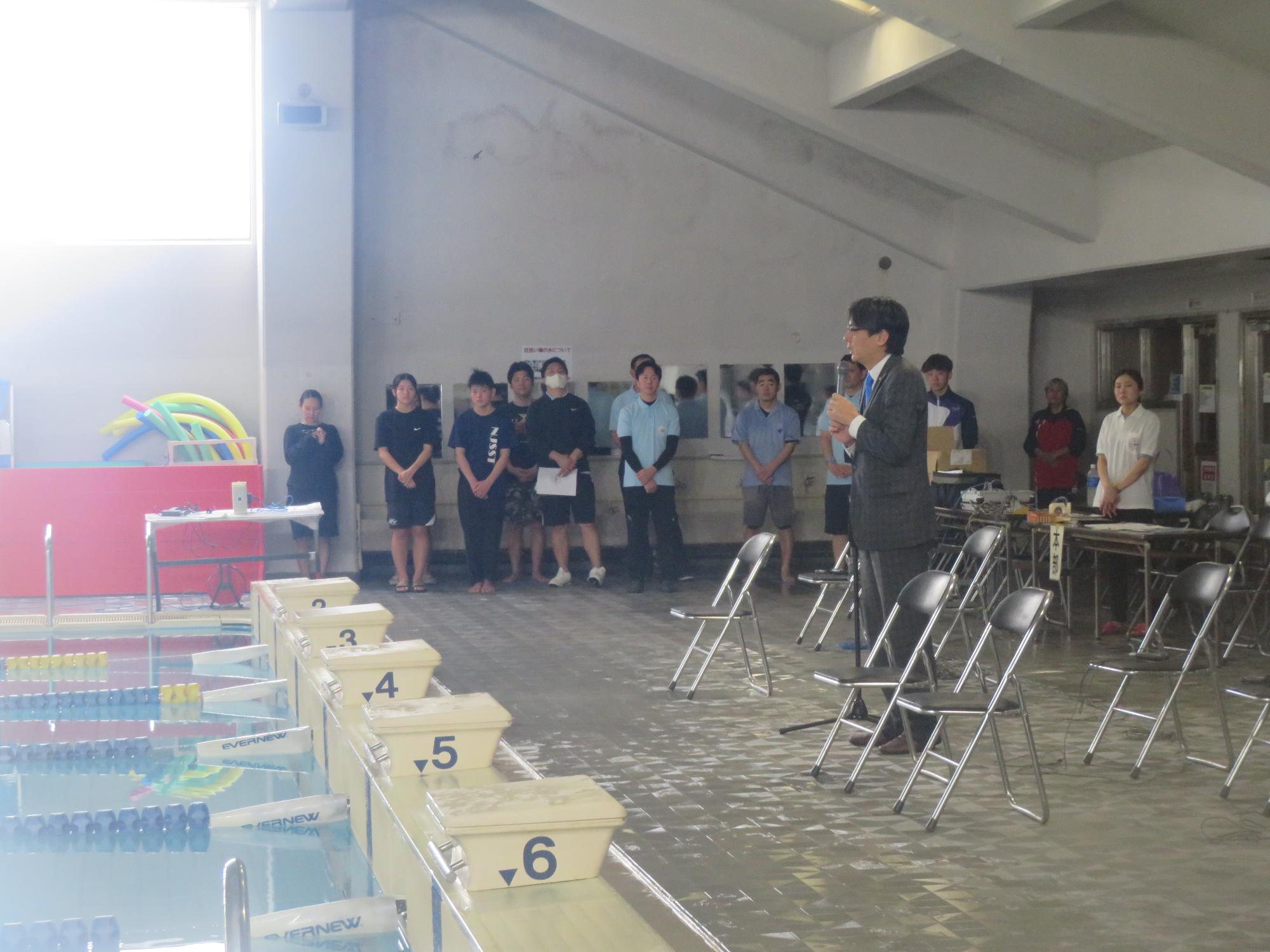 参加者の前であいさつをする市長の写真