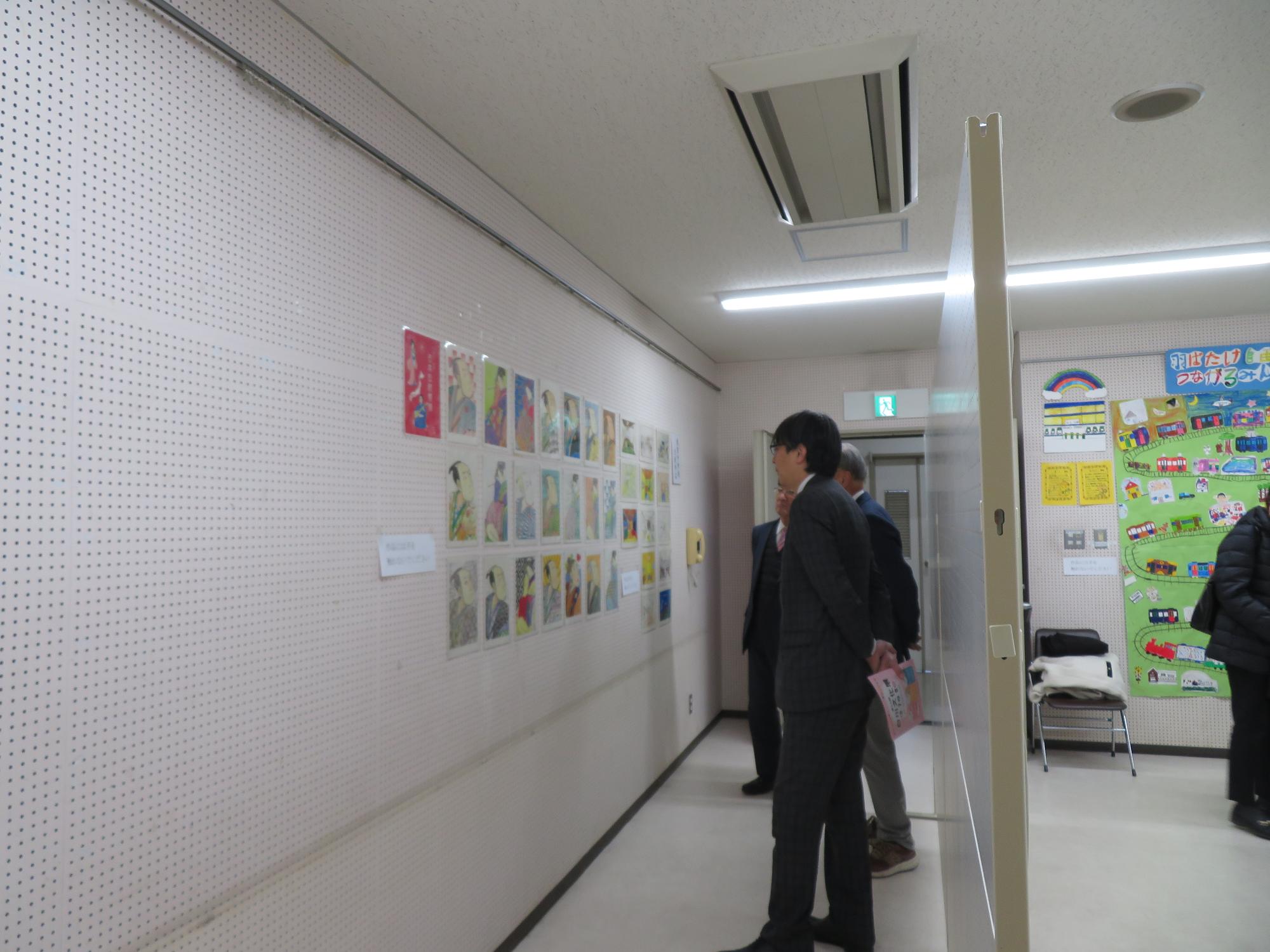 展示を見る市長の写真