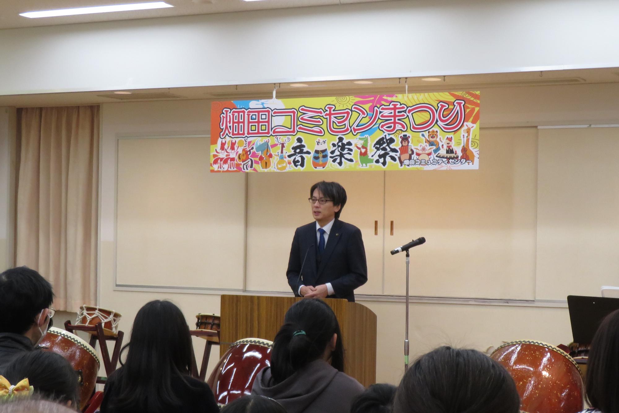 来場者の前であいさつをする市長の写真