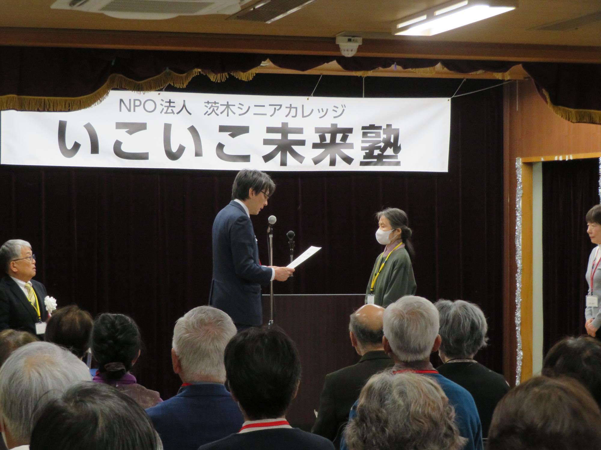 修了証を授与する市長の写真