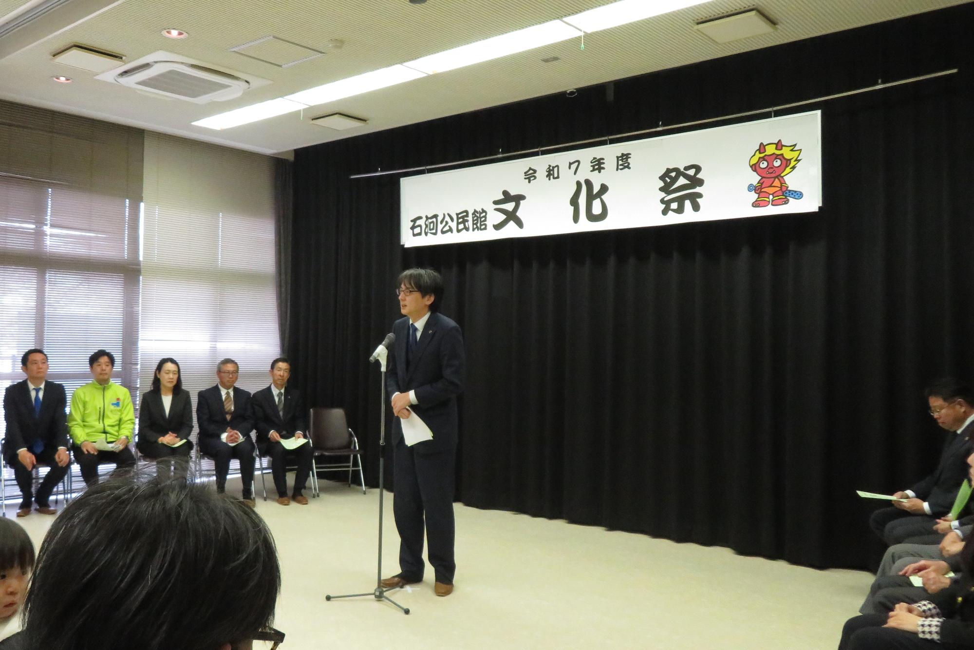 来場者の前であいさつをする市長の写真