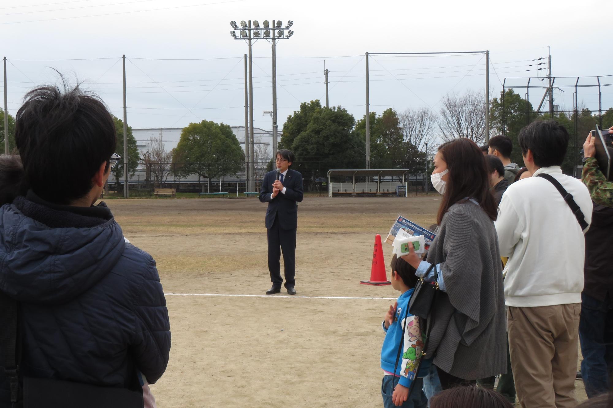 来場者の前であいさつをする市長の写真