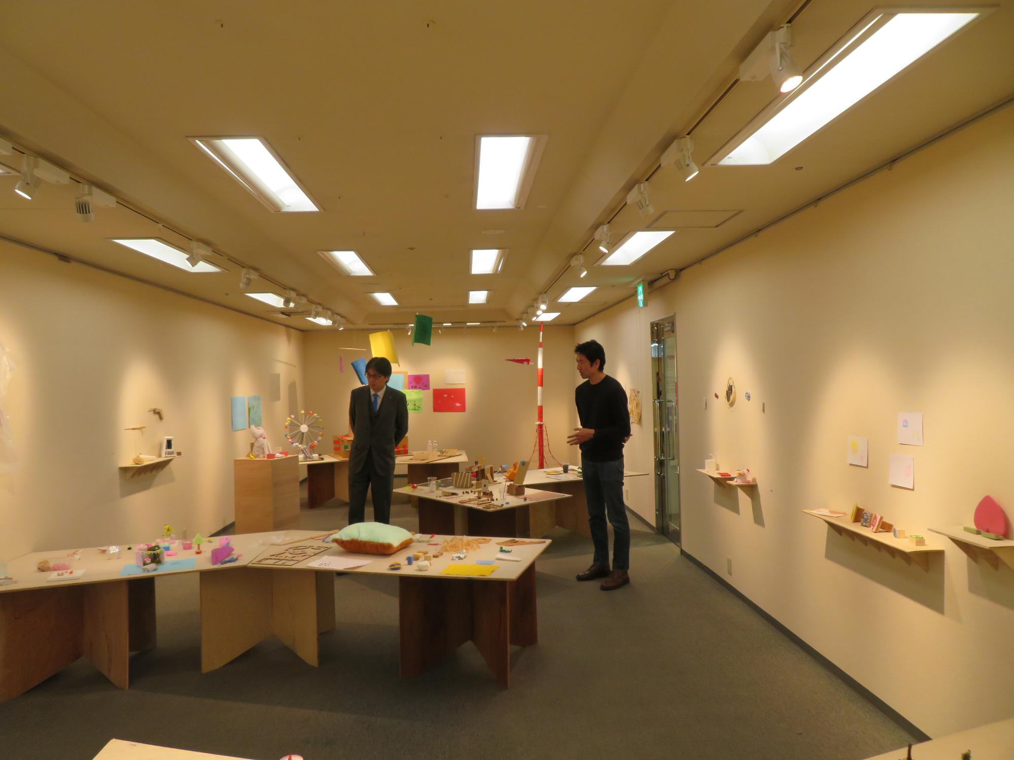 展示を見る市長の写真