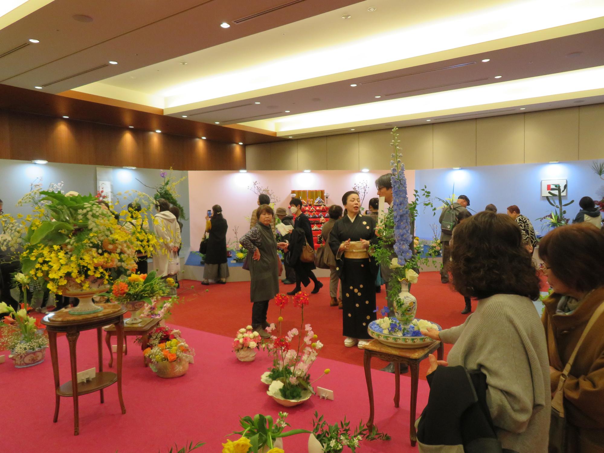 展示を見る市長の写真