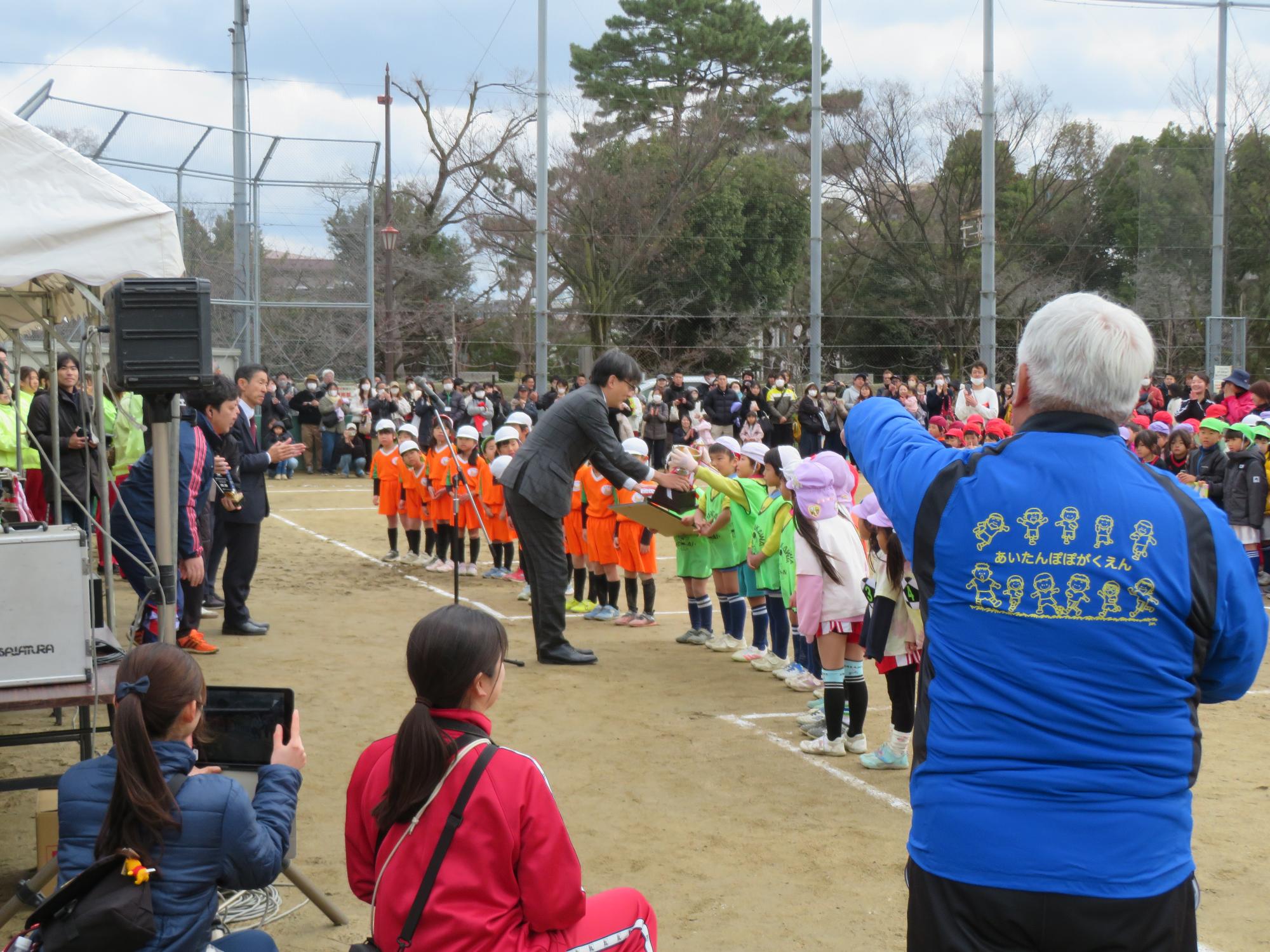 表彰状を授与する市長の写真