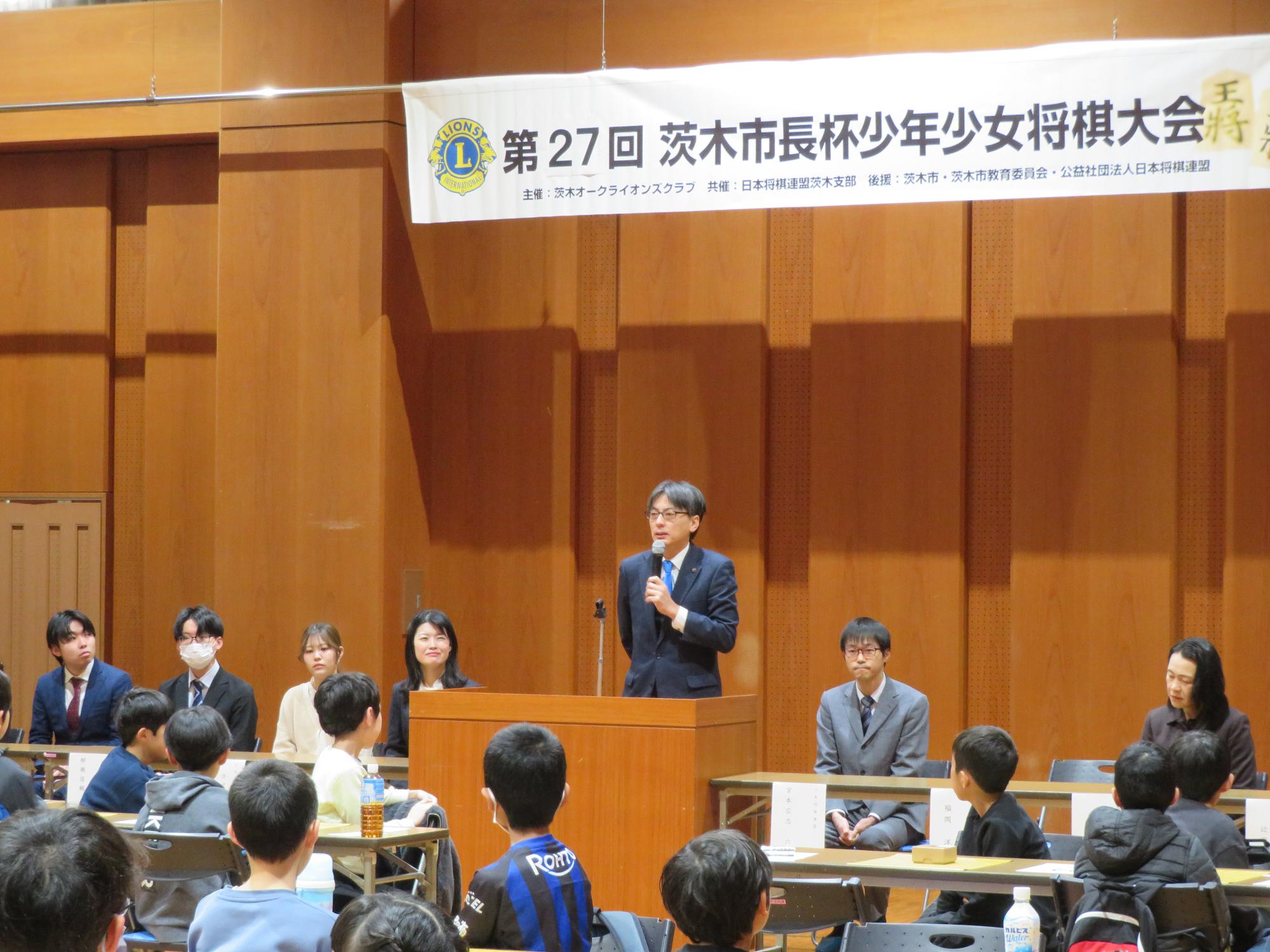 参加者の前であいさつをする市長の写真
