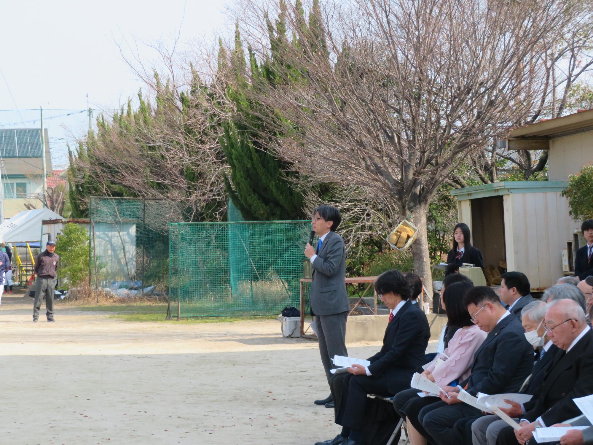 参加者の前であいさつをする市長の写真